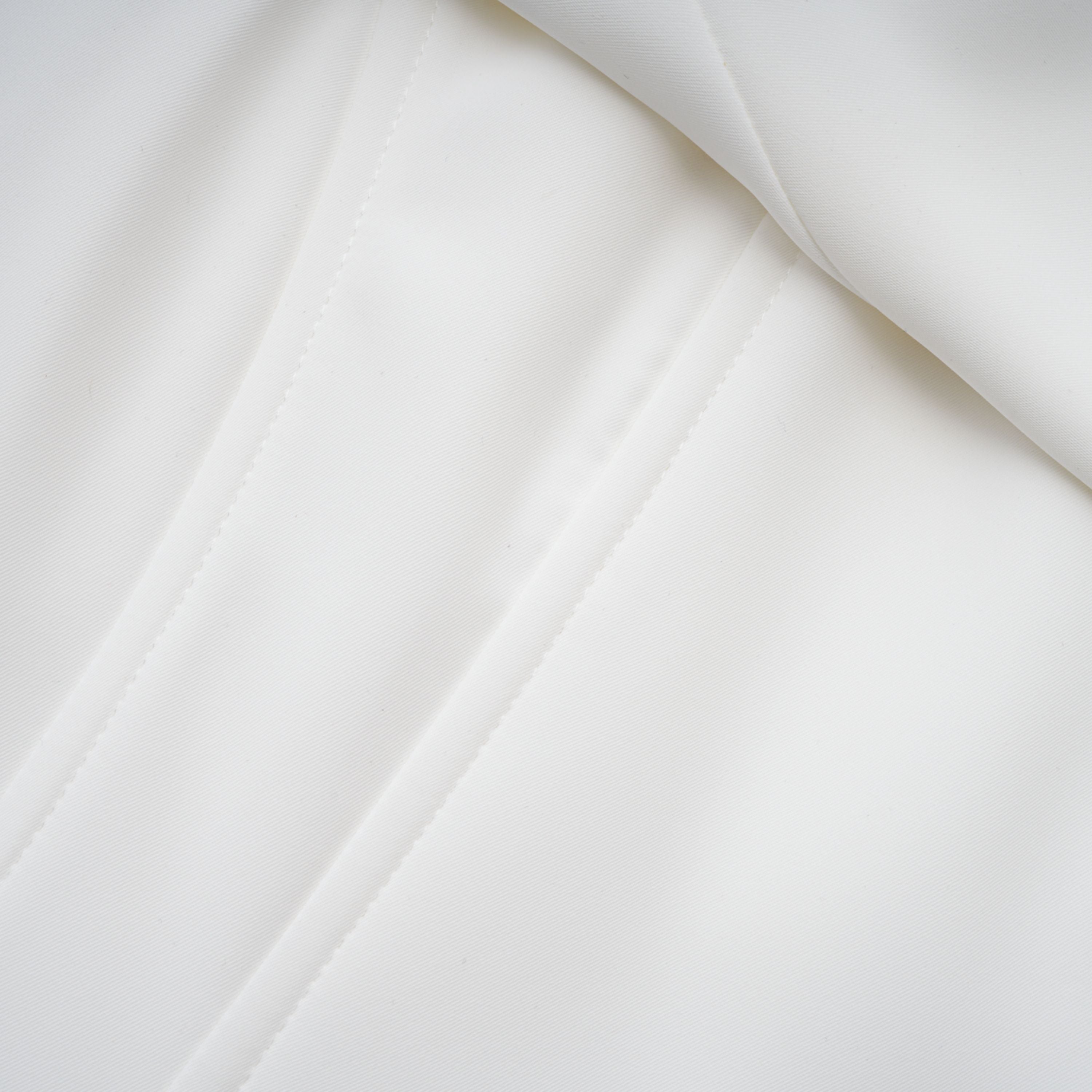 فستان سولارا أبيض بطول متوسط وذو طيات