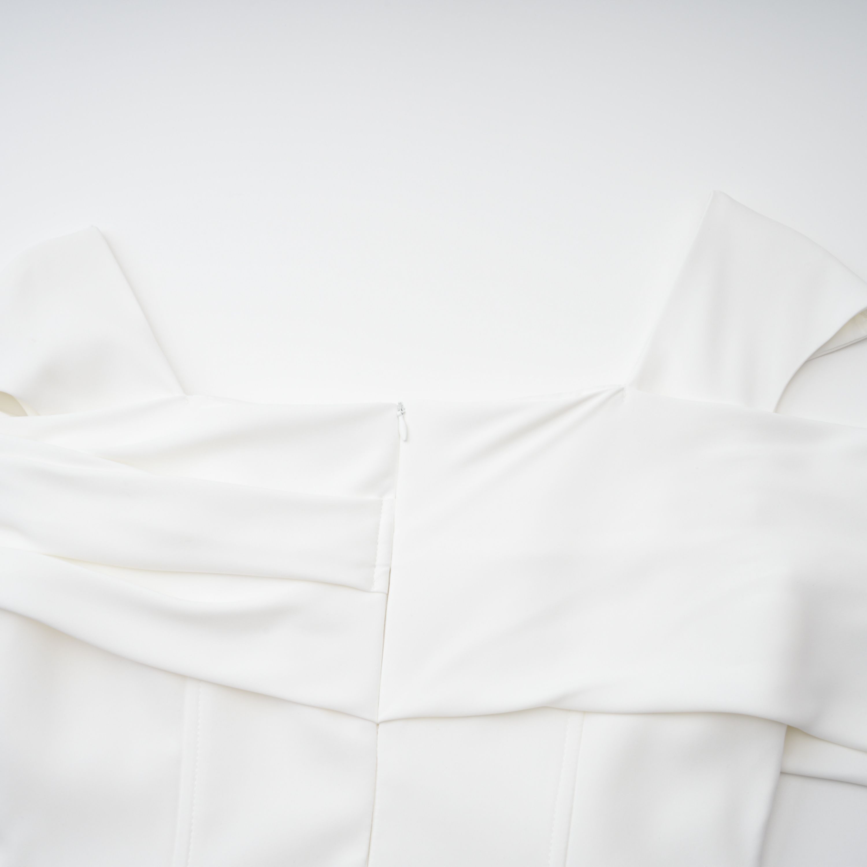 فستان سولارا أبيض بطول متوسط وذو طيات