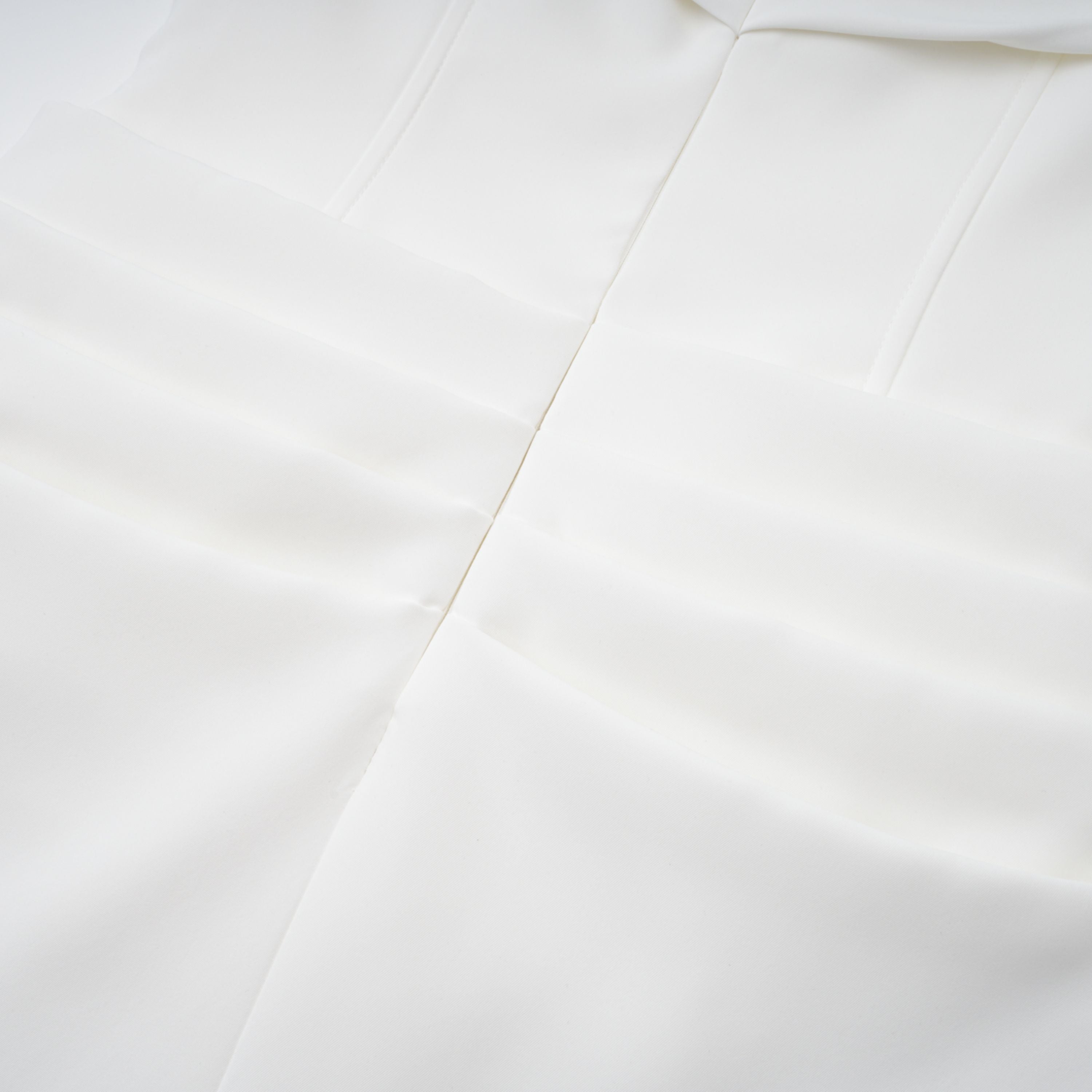 فستان سولارا أبيض بطول متوسط وذو طيات