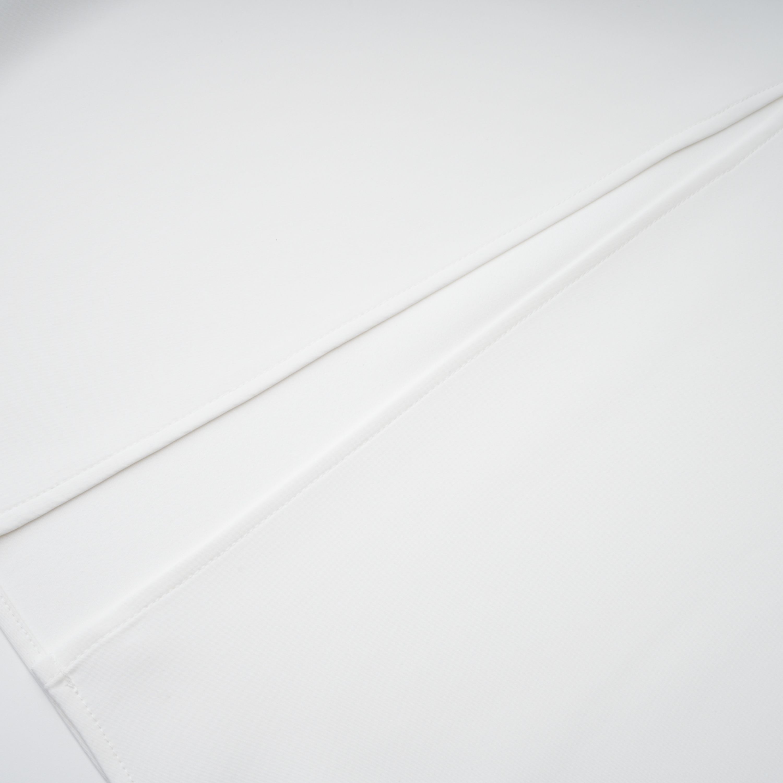 فستان سولارا أبيض بطول متوسط وذو طيات