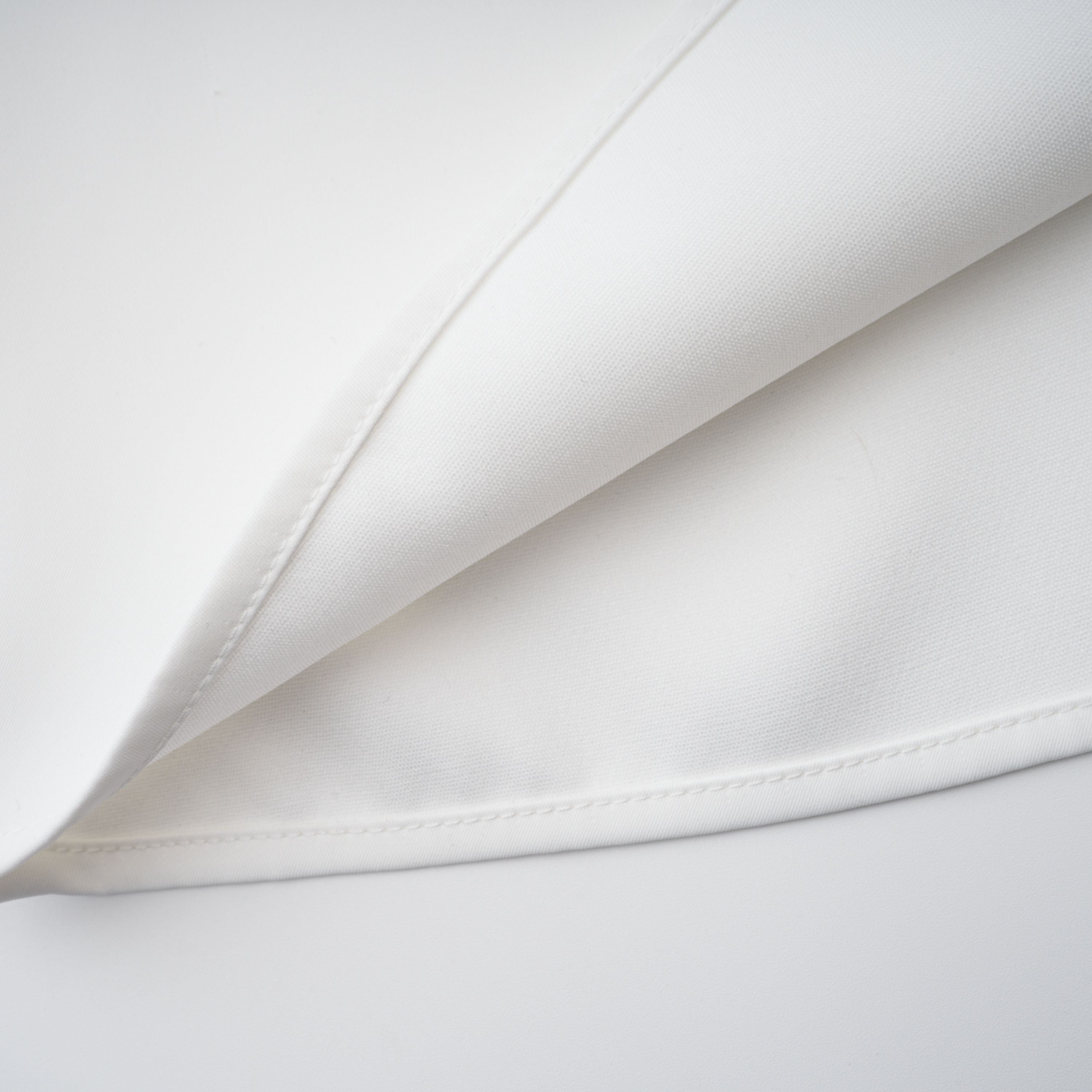 فستان سولارا أبيض بطول متوسط وذو طيات