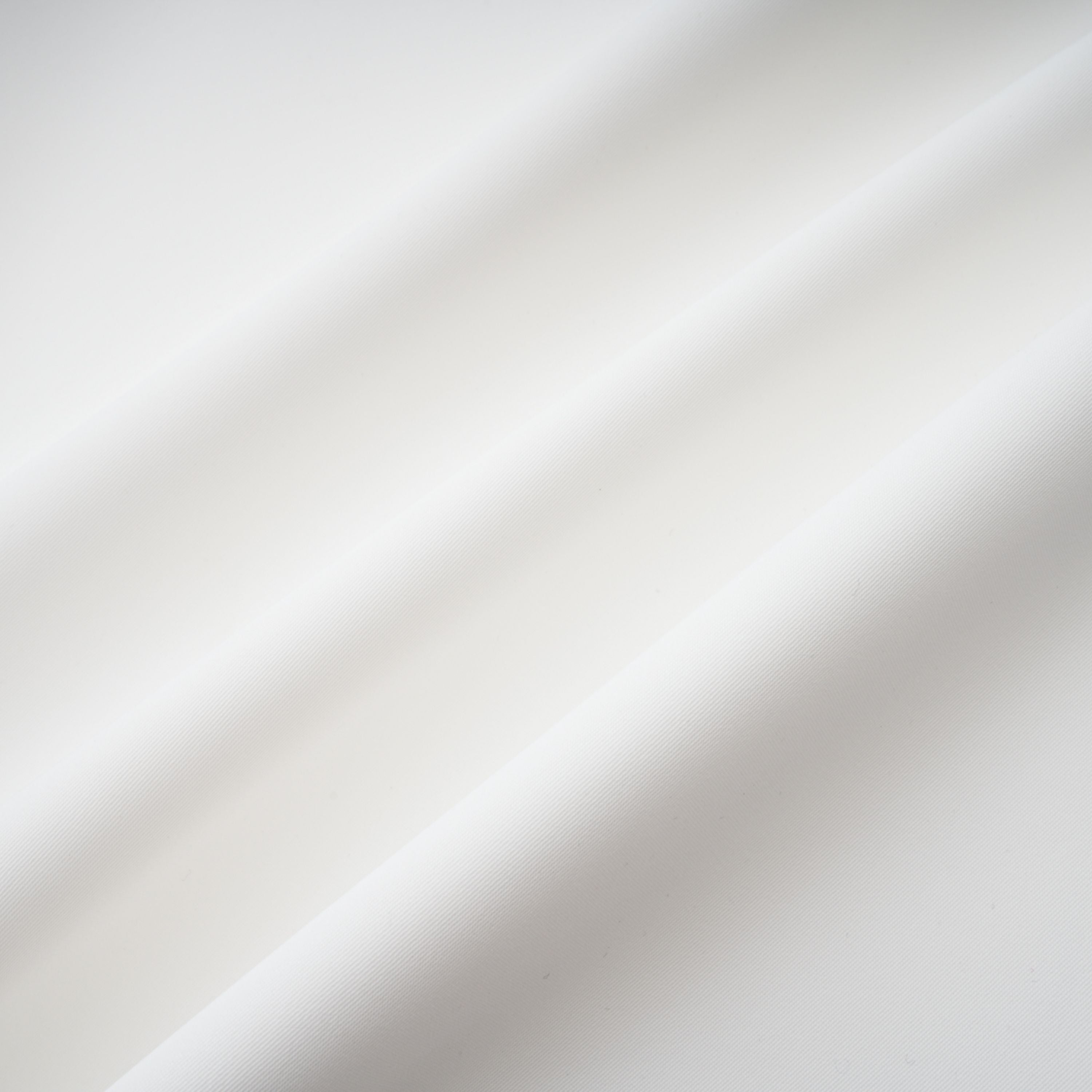 فستان سولارا أبيض بطول متوسط وذو طيات