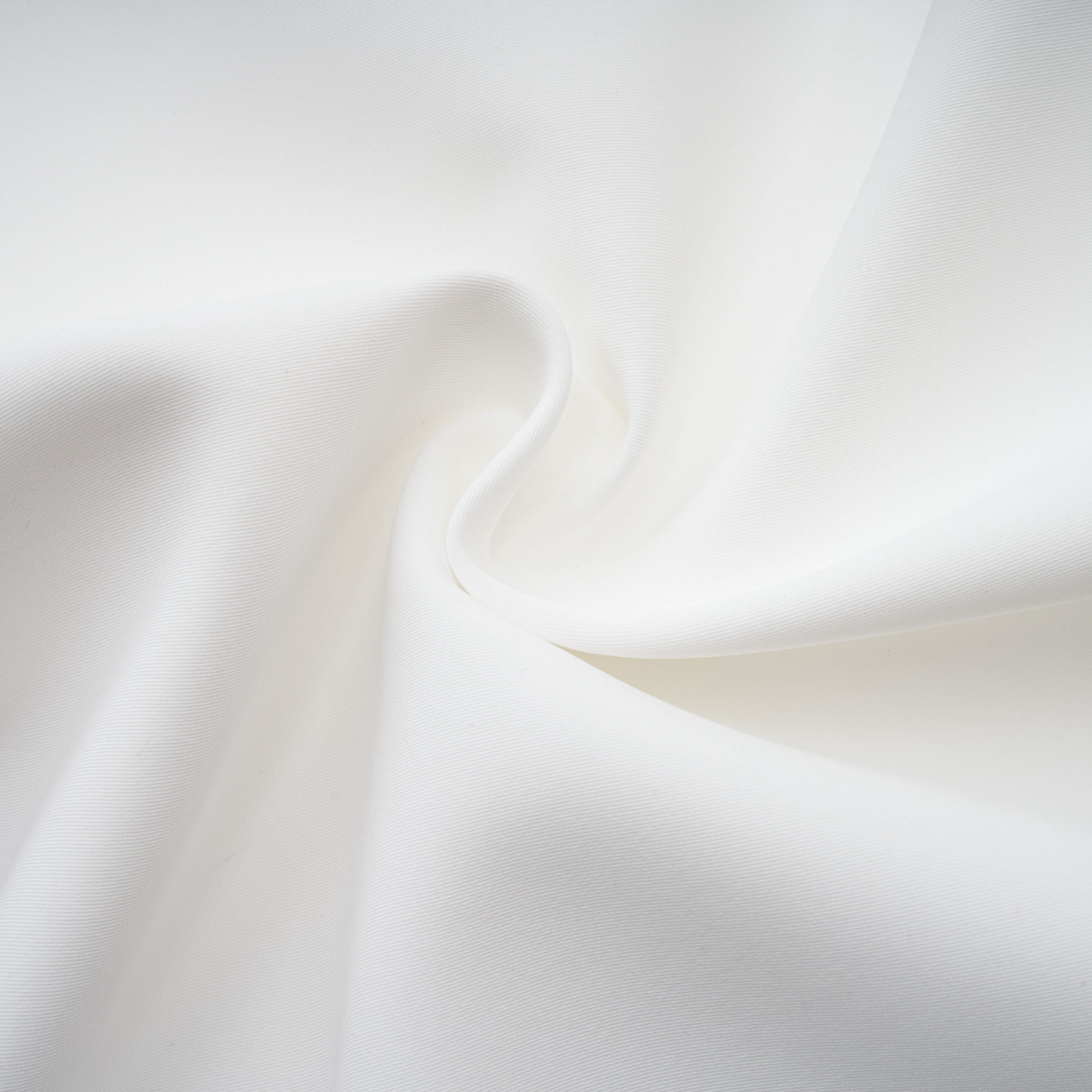 فستان سولارا أبيض بطول متوسط وذو طيات