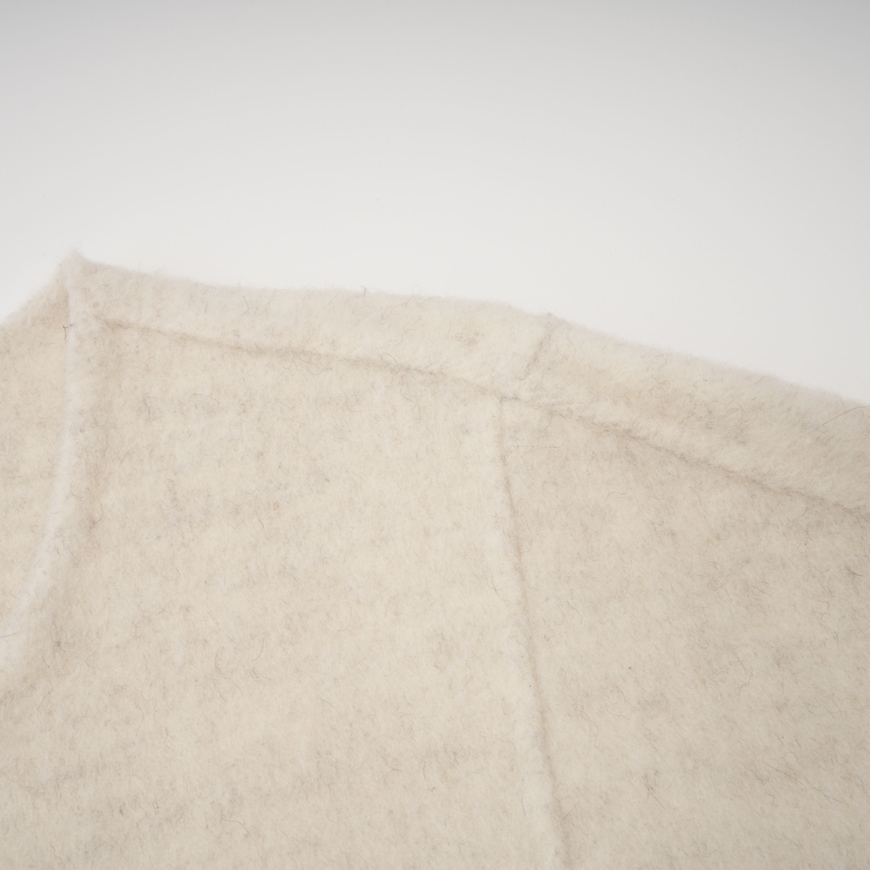 معطف سيليسيا أبيض بحزام وحواف من الفرو