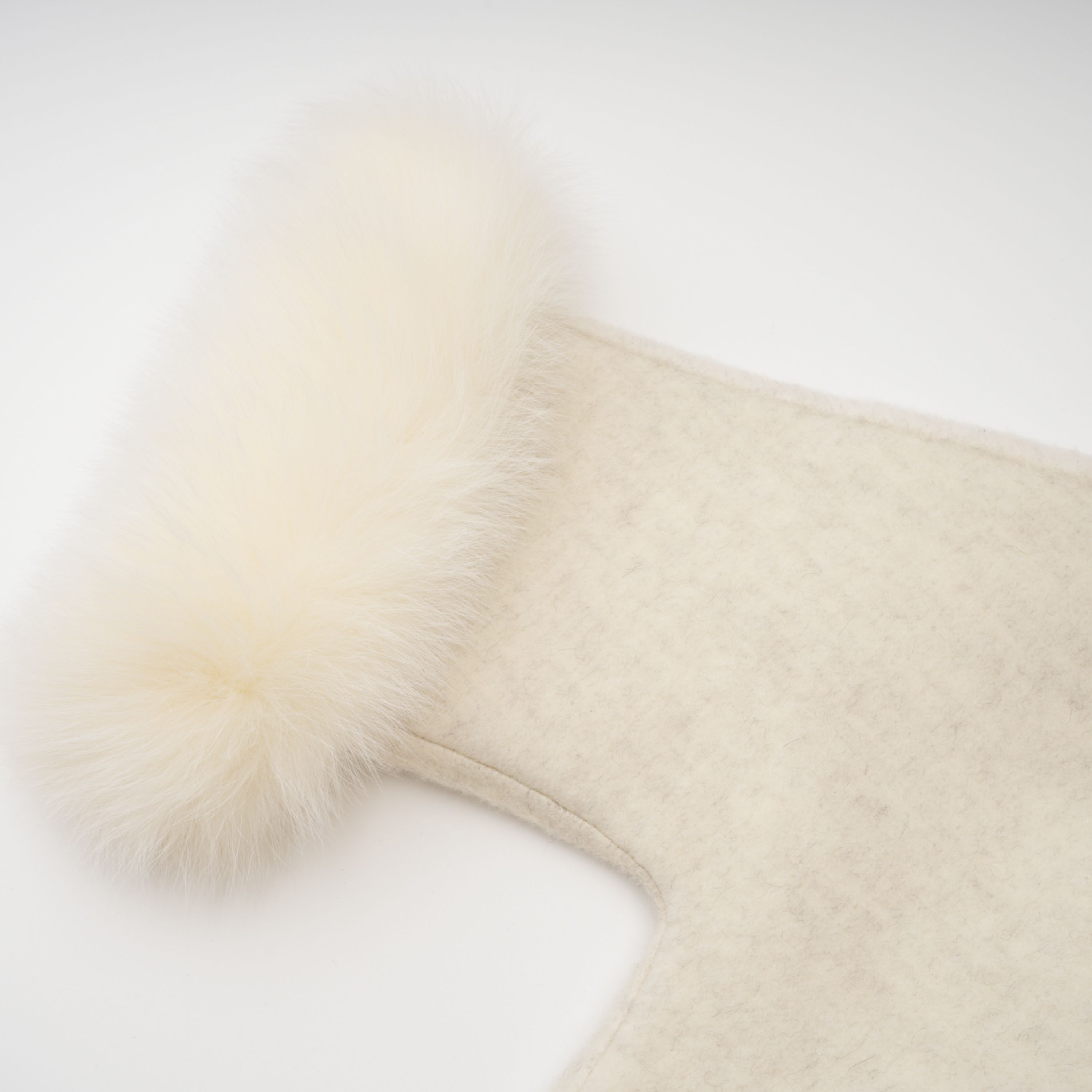 معطف سيليسيا أبيض بحزام وحواف من الفرو