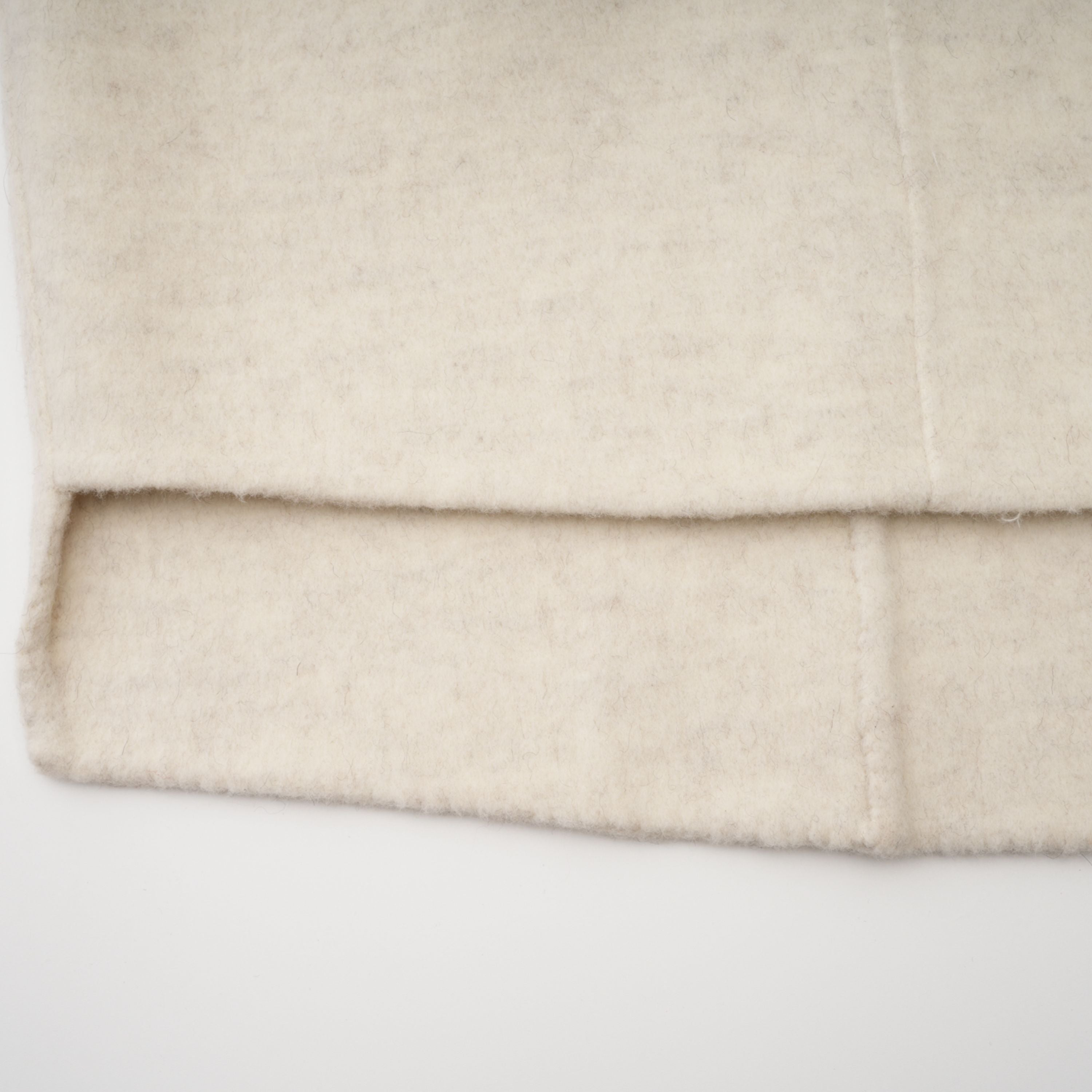 معطف سيليسيا أبيض بحزام وحواف من الفرو