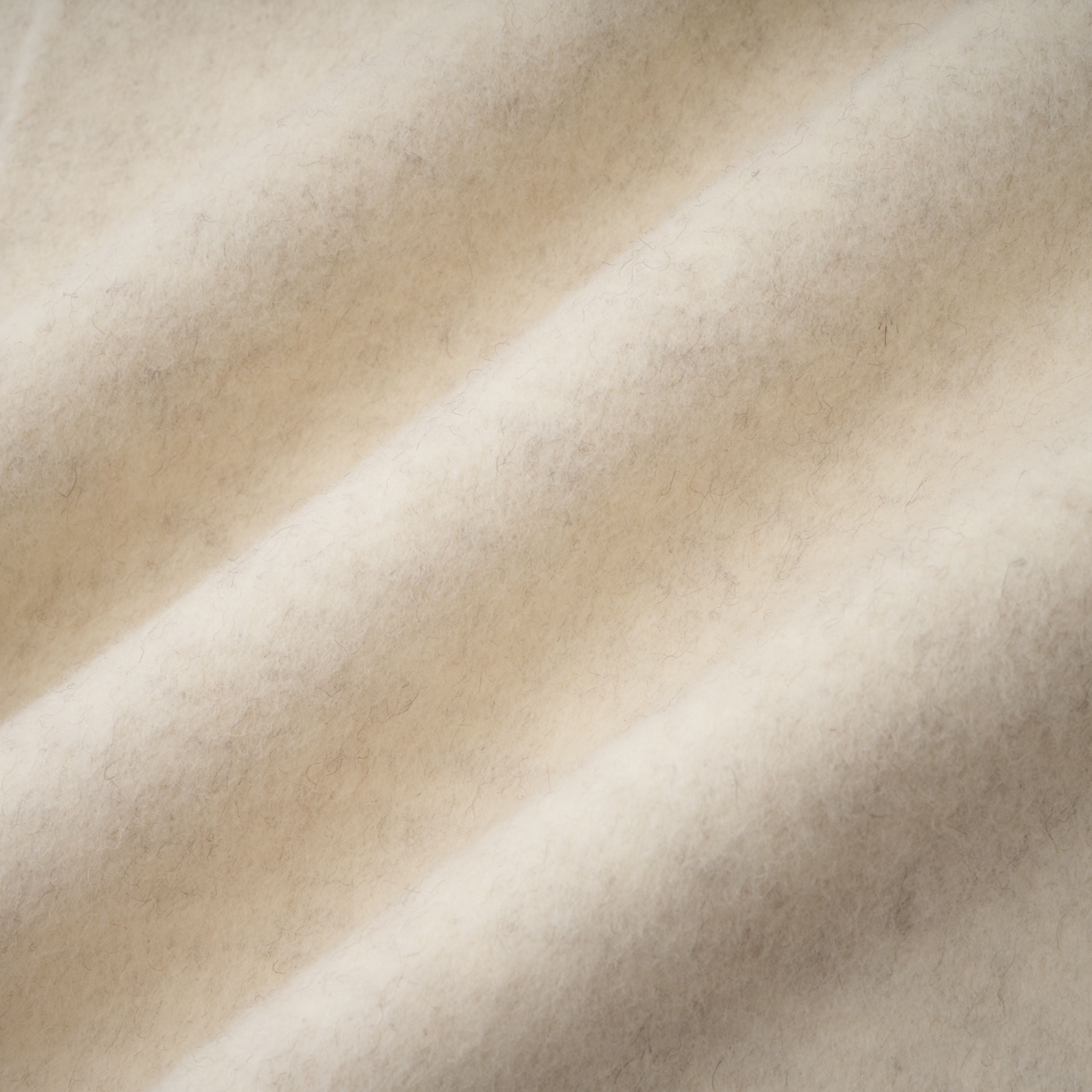 معطف سيليسيا أبيض بحزام وحواف من الفرو