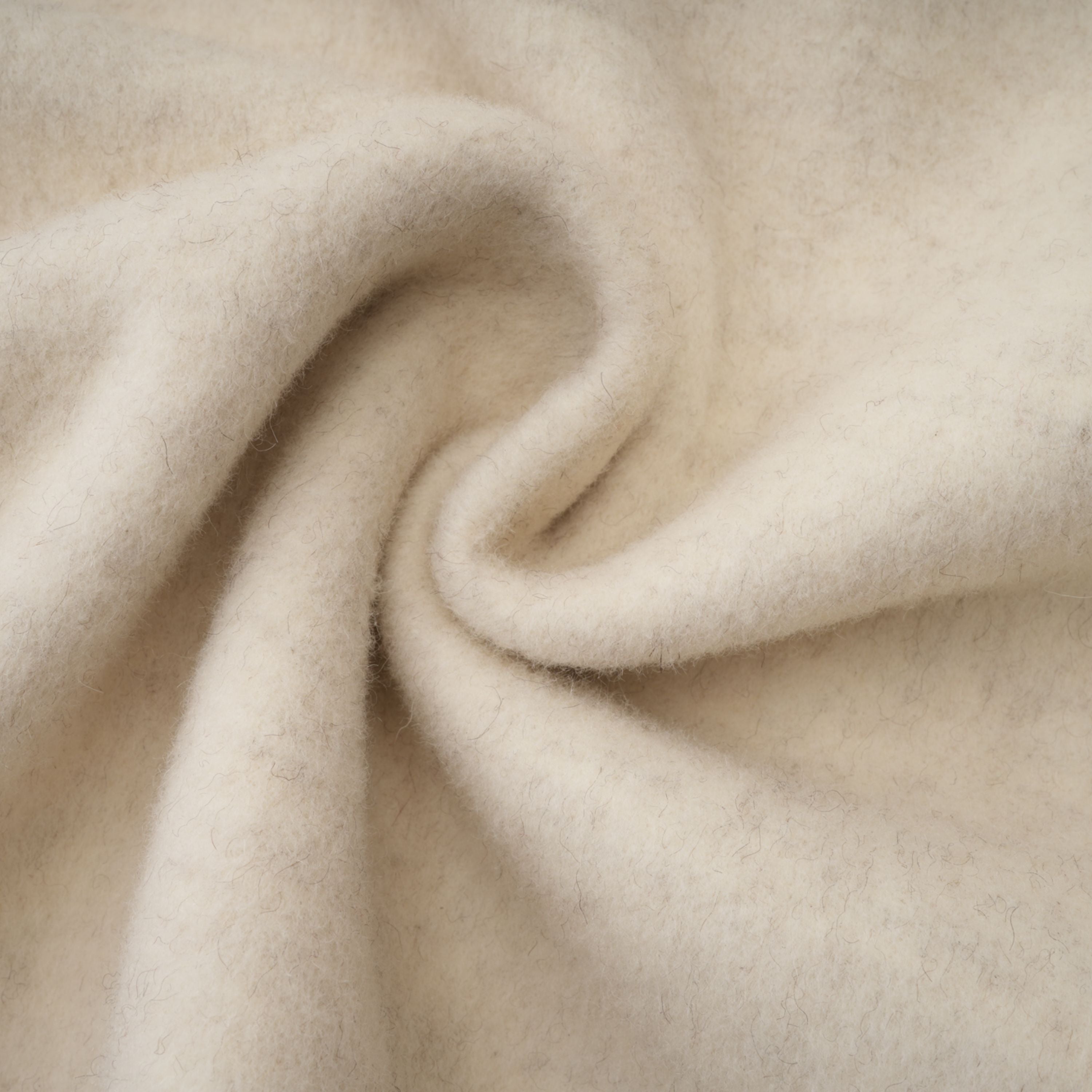 معطف سيليسيا أبيض بحزام وحواف من الفرو