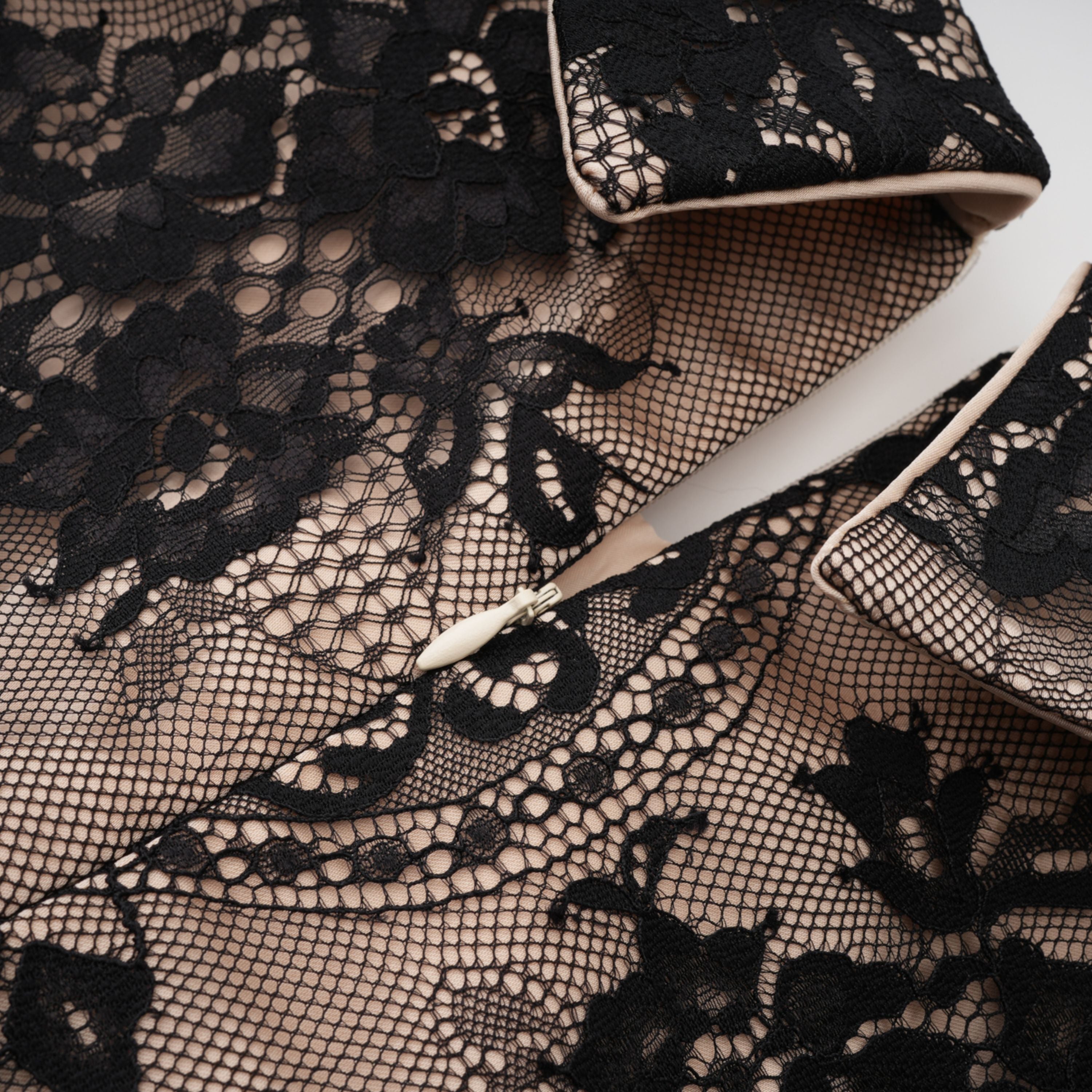 فستان قصير من الدانتيل الأسود المزين بالزهور