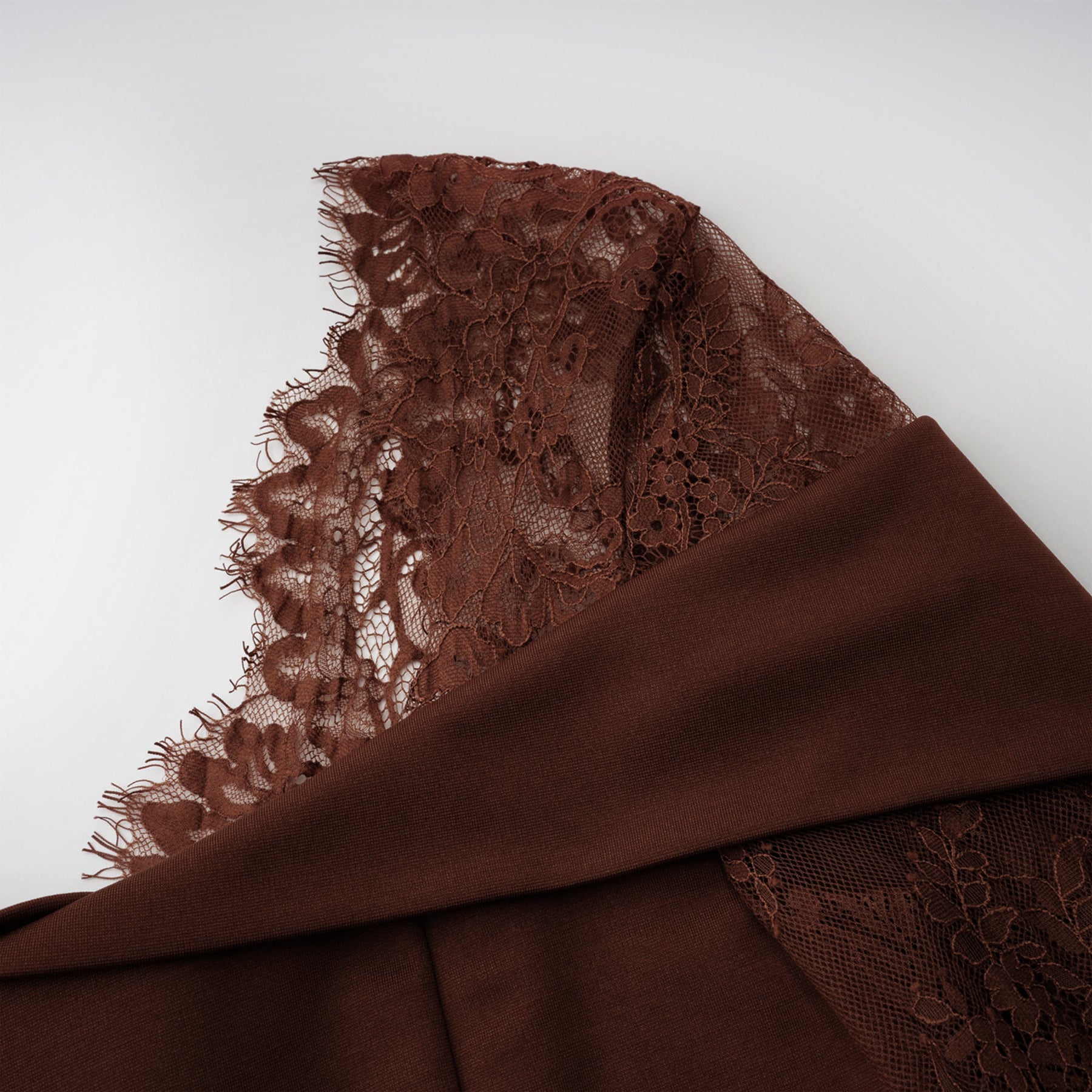 فستان طويل واسع بياقة من الدانتيل من جورجيانا براون