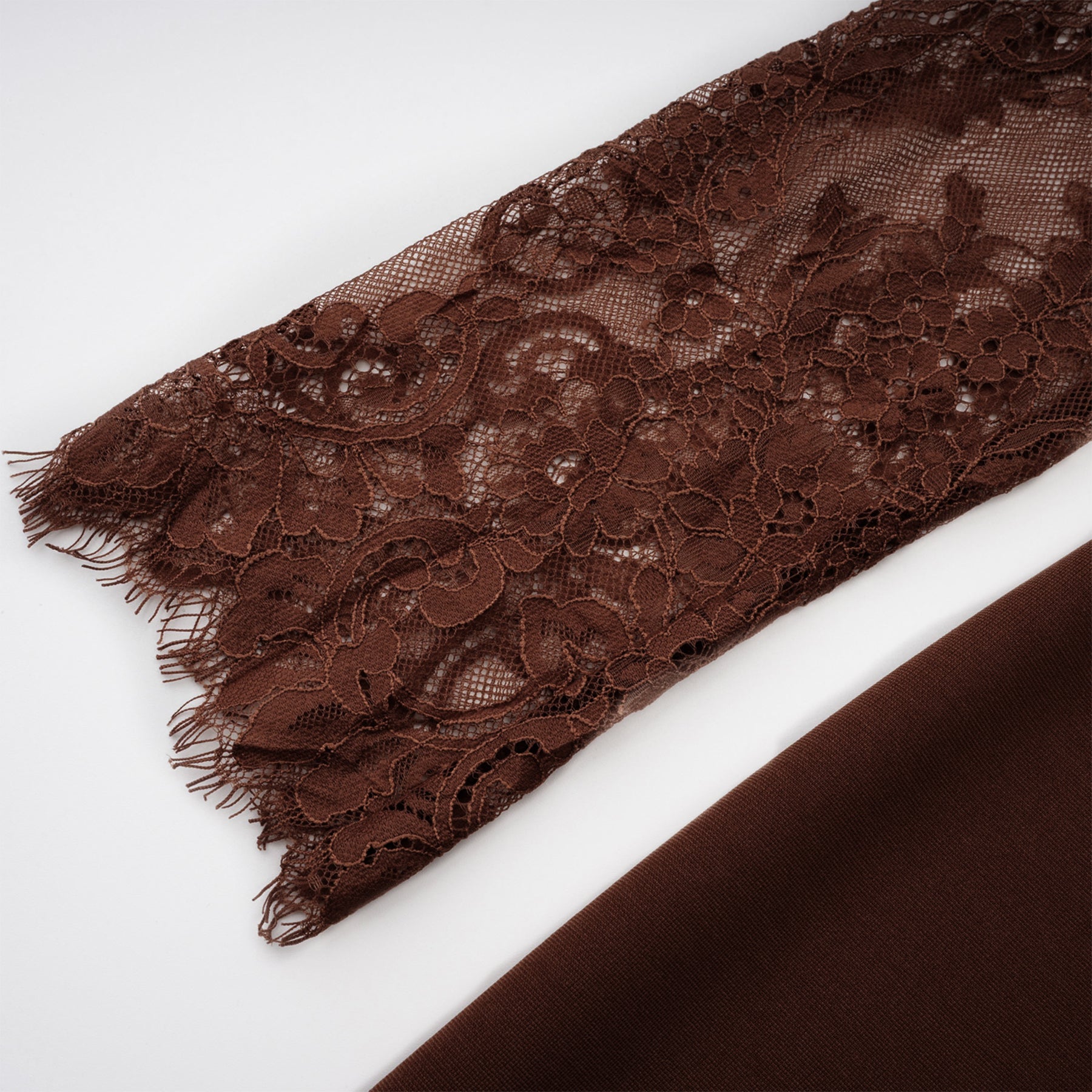 فستان طويل واسع بياقة من الدانتيل من جورجيانا براون