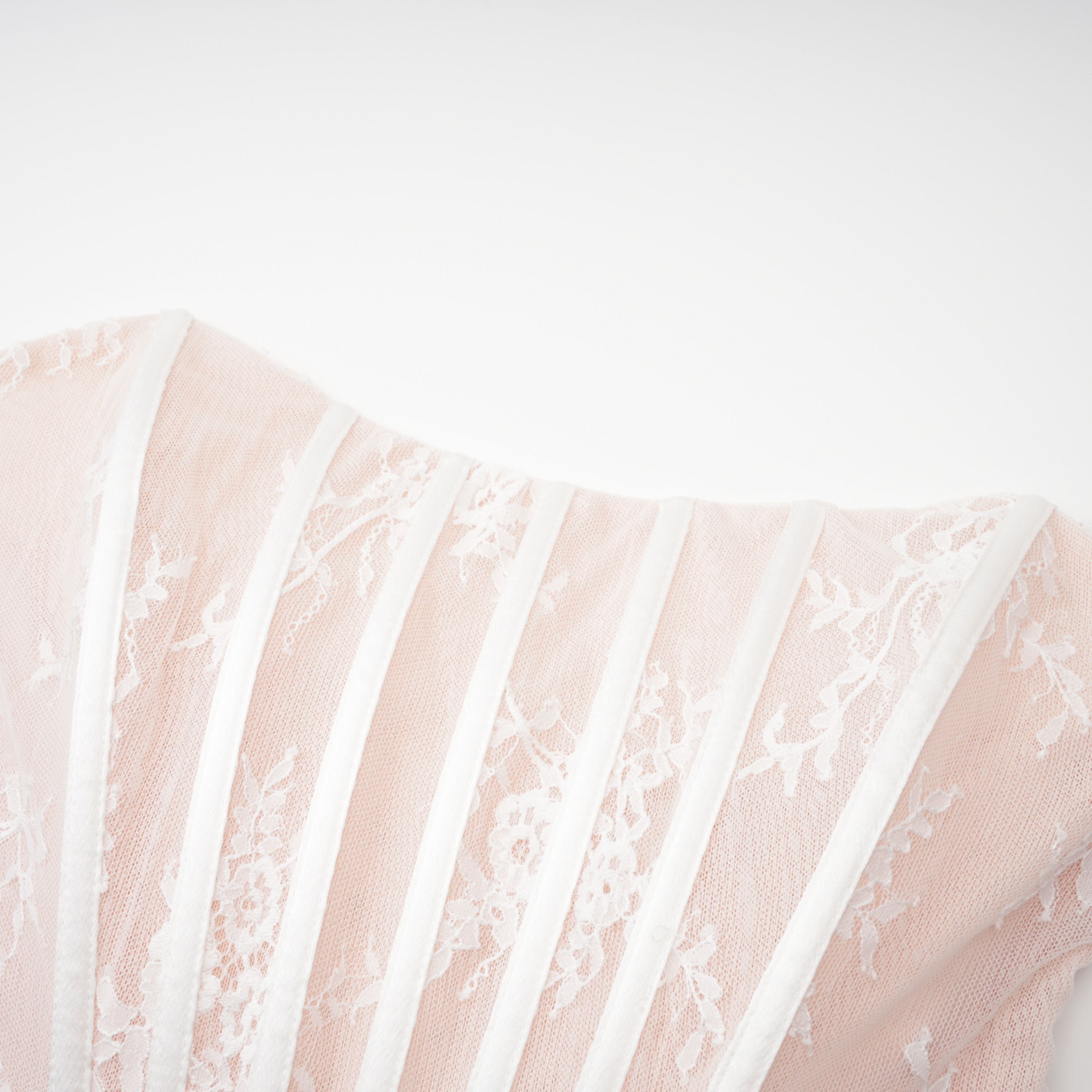 مجموعة فستان وتنورة من الدانتيل الأبيض المزين بالزهور من Margherita