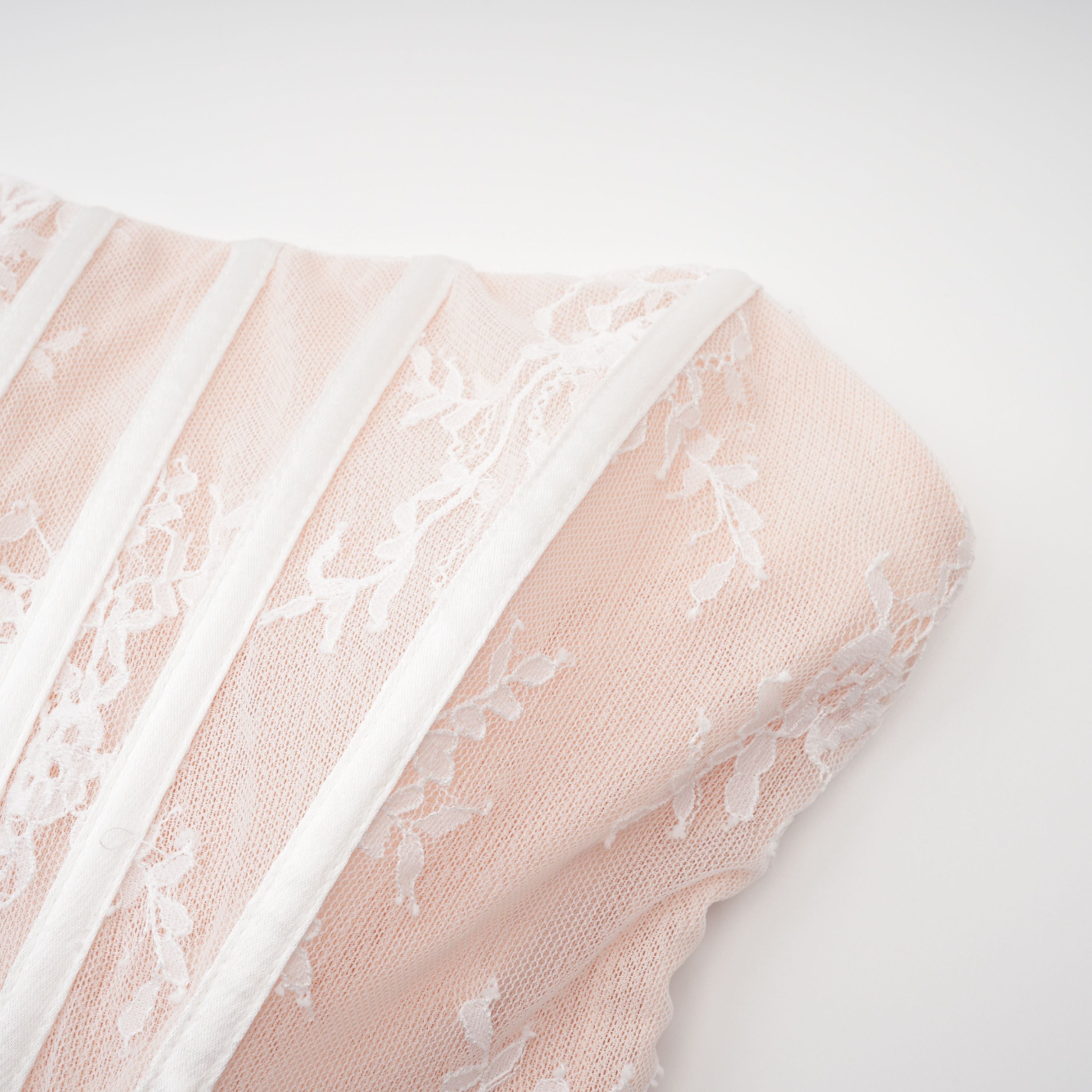 مجموعة فستان وتنورة من الدانتيل الأبيض المزين بالزهور من Margherita