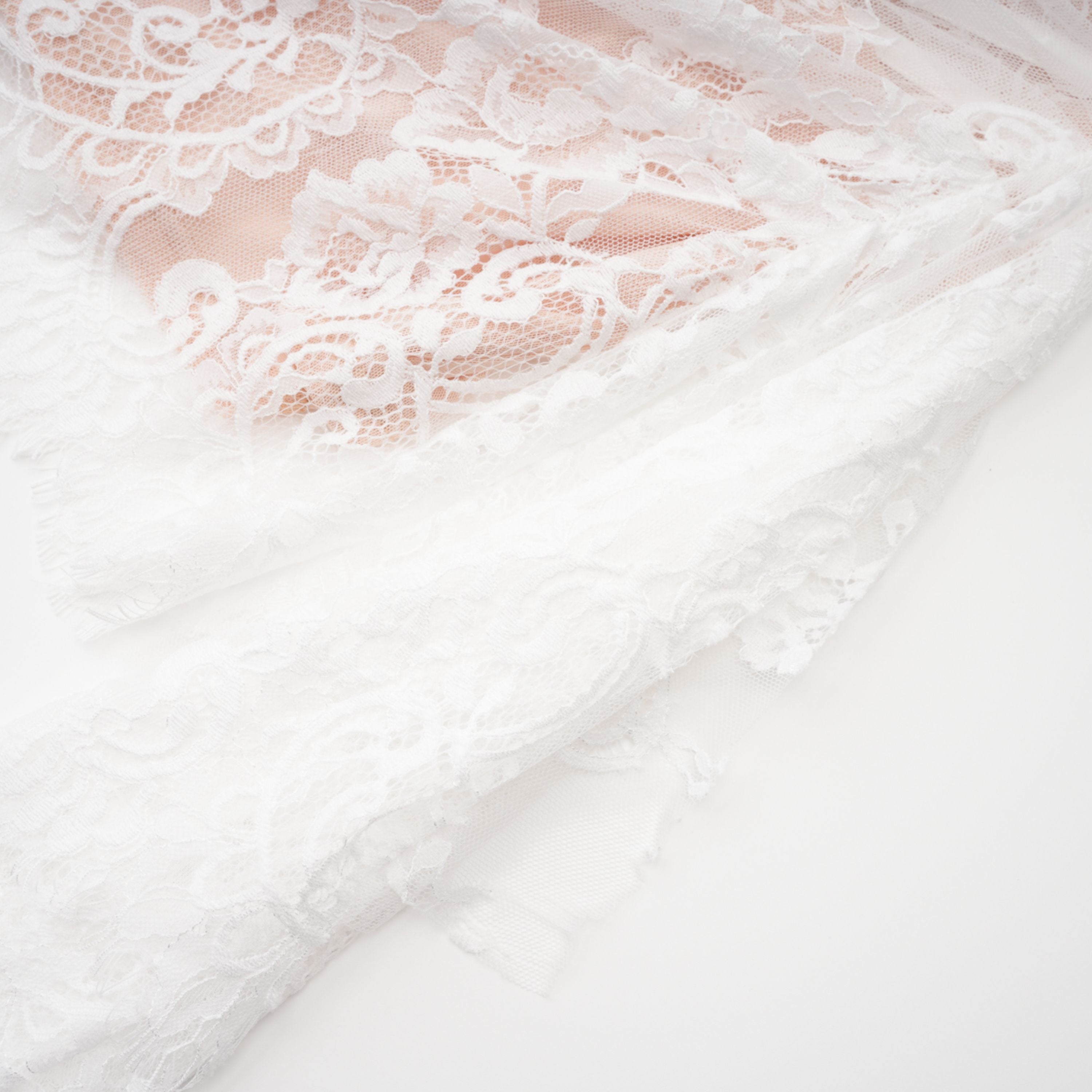 مجموعة فستان وتنورة من الدانتيل الأبيض المزين بالزهور من Margherita