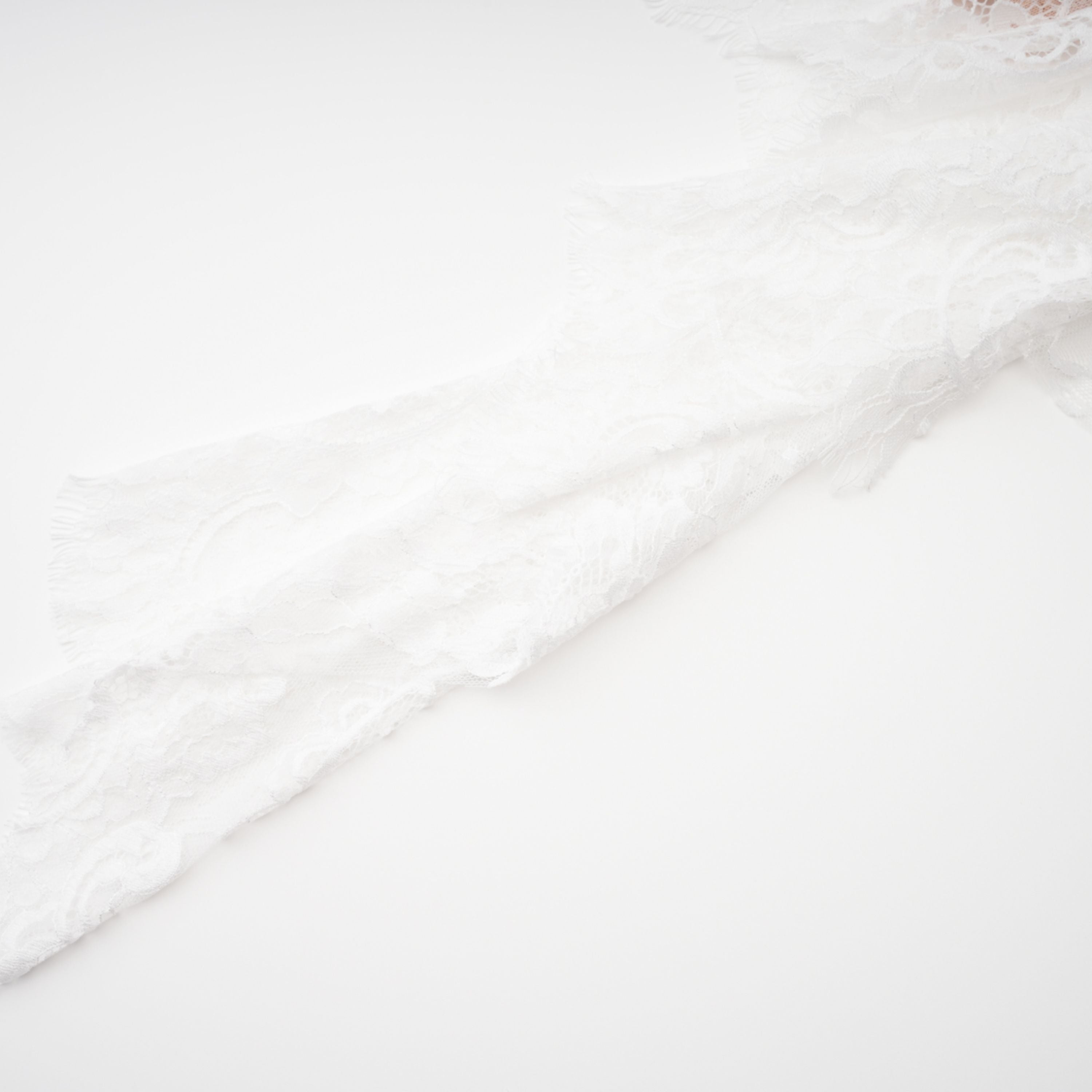 مجموعة فستان وتنورة من الدانتيل الأبيض المزين بالزهور من Margherita