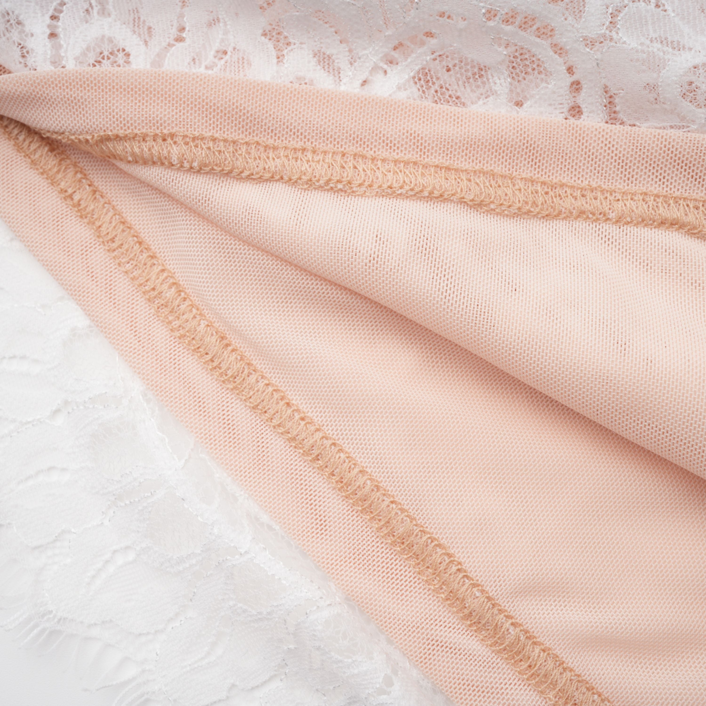 مجموعة فستان وتنورة من الدانتيل الأبيض المزين بالزهور من Margherita