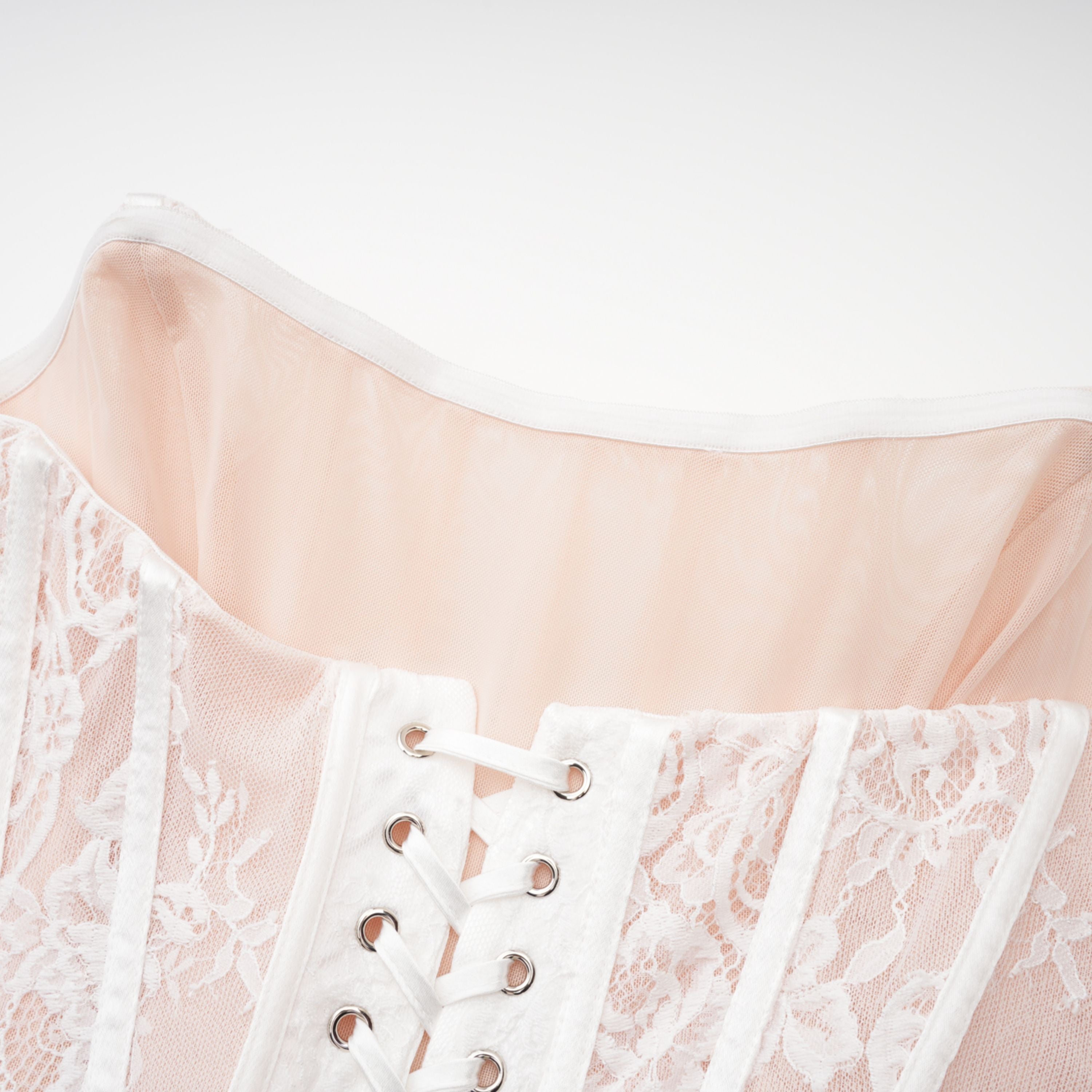 مجموعة فستان وتنورة من الدانتيل الأبيض المزين بالزهور من Margherita