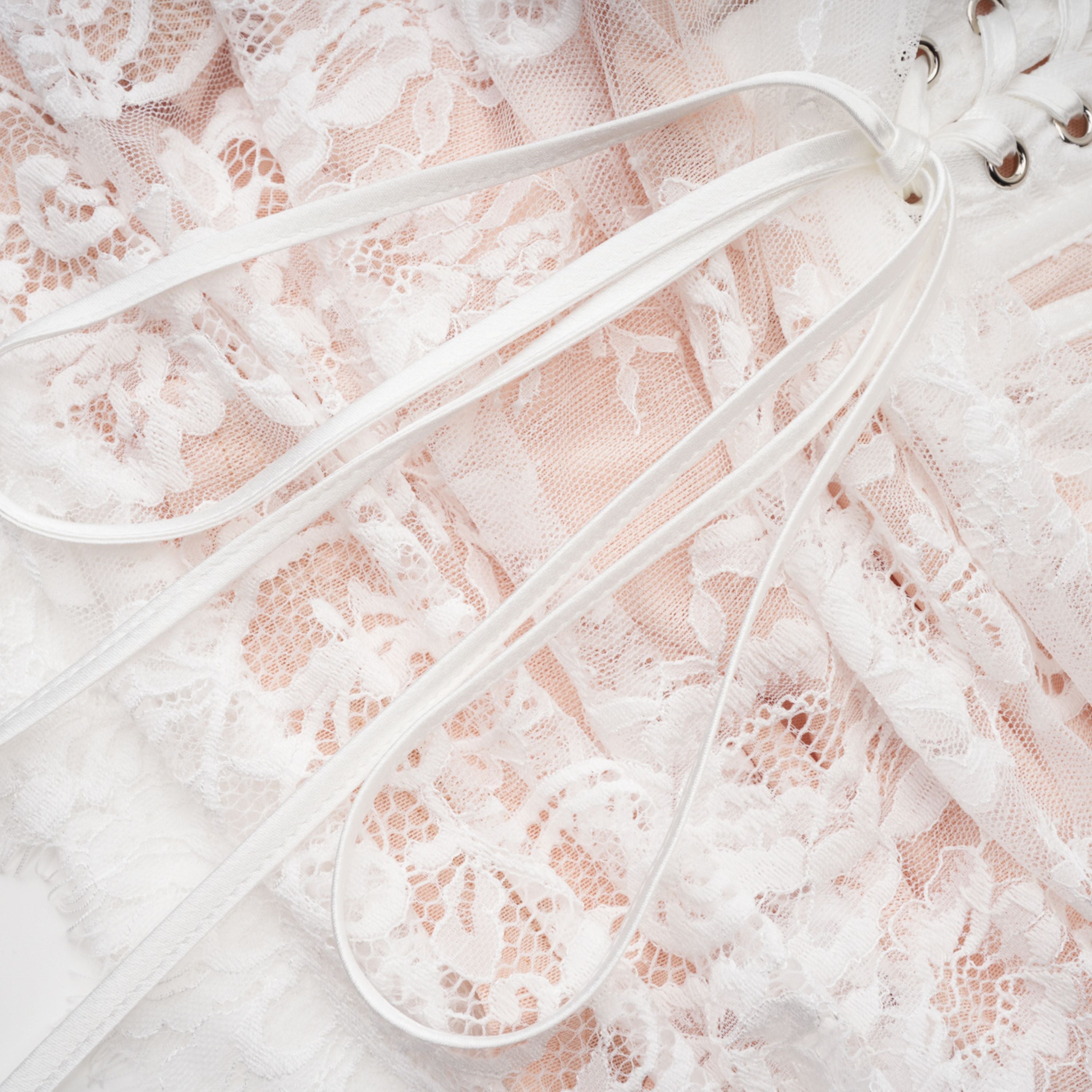 مجموعة فستان وتنورة من الدانتيل الأبيض المزين بالزهور من Margherita