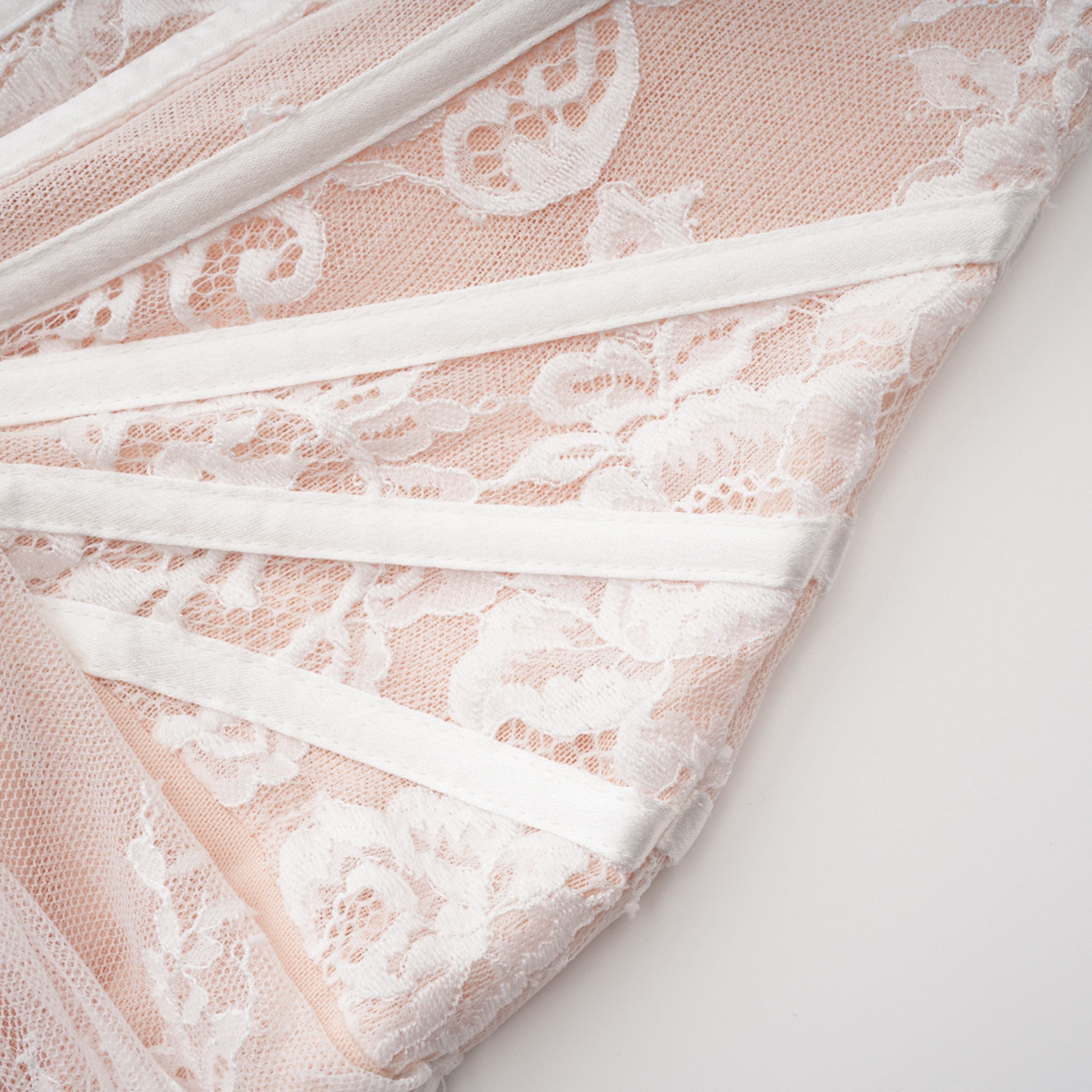 مجموعة فستان وتنورة من الدانتيل الأبيض المزين بالزهور من Margherita