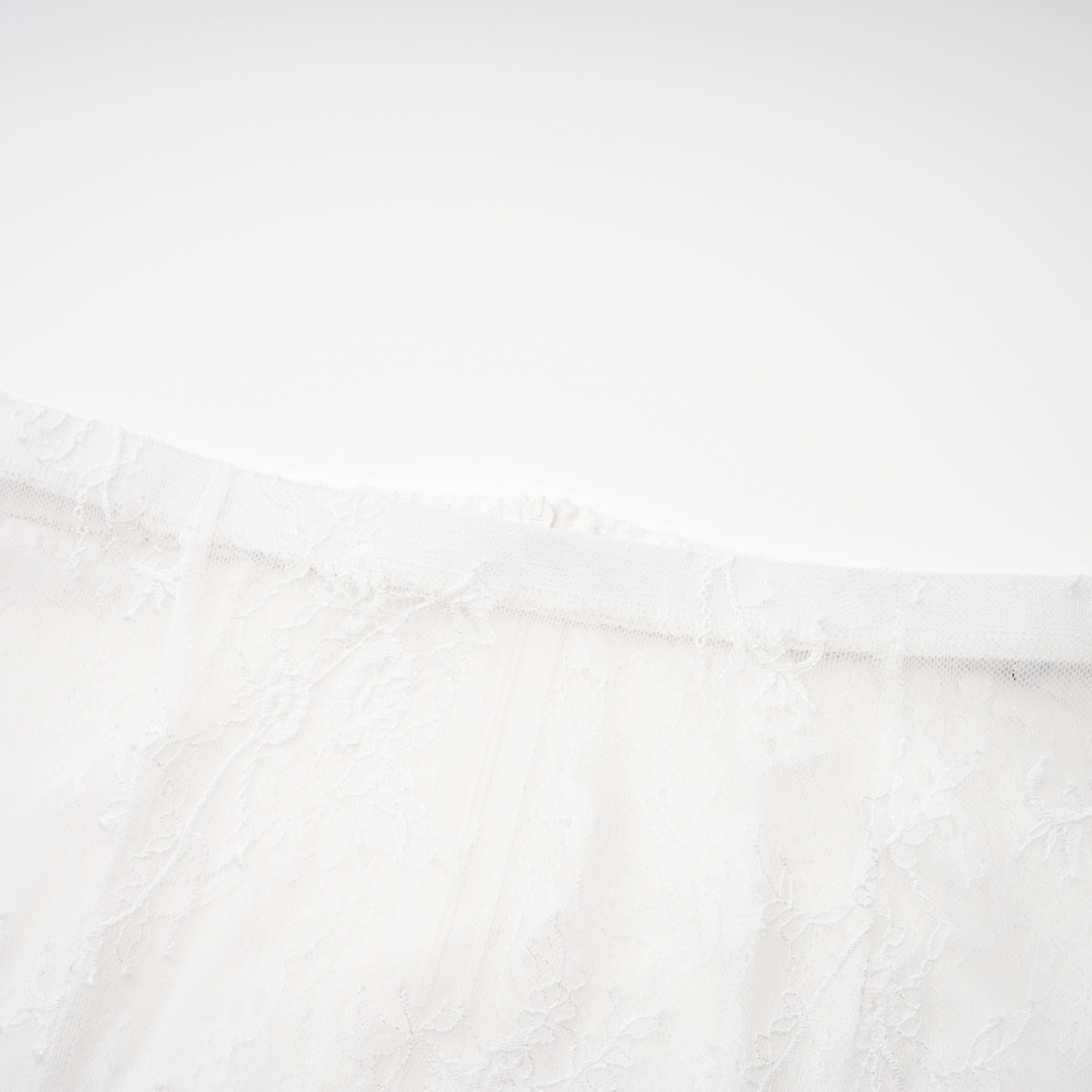 مجموعة فستان وتنورة من الدانتيل الأبيض المزين بالزهور من Margherita