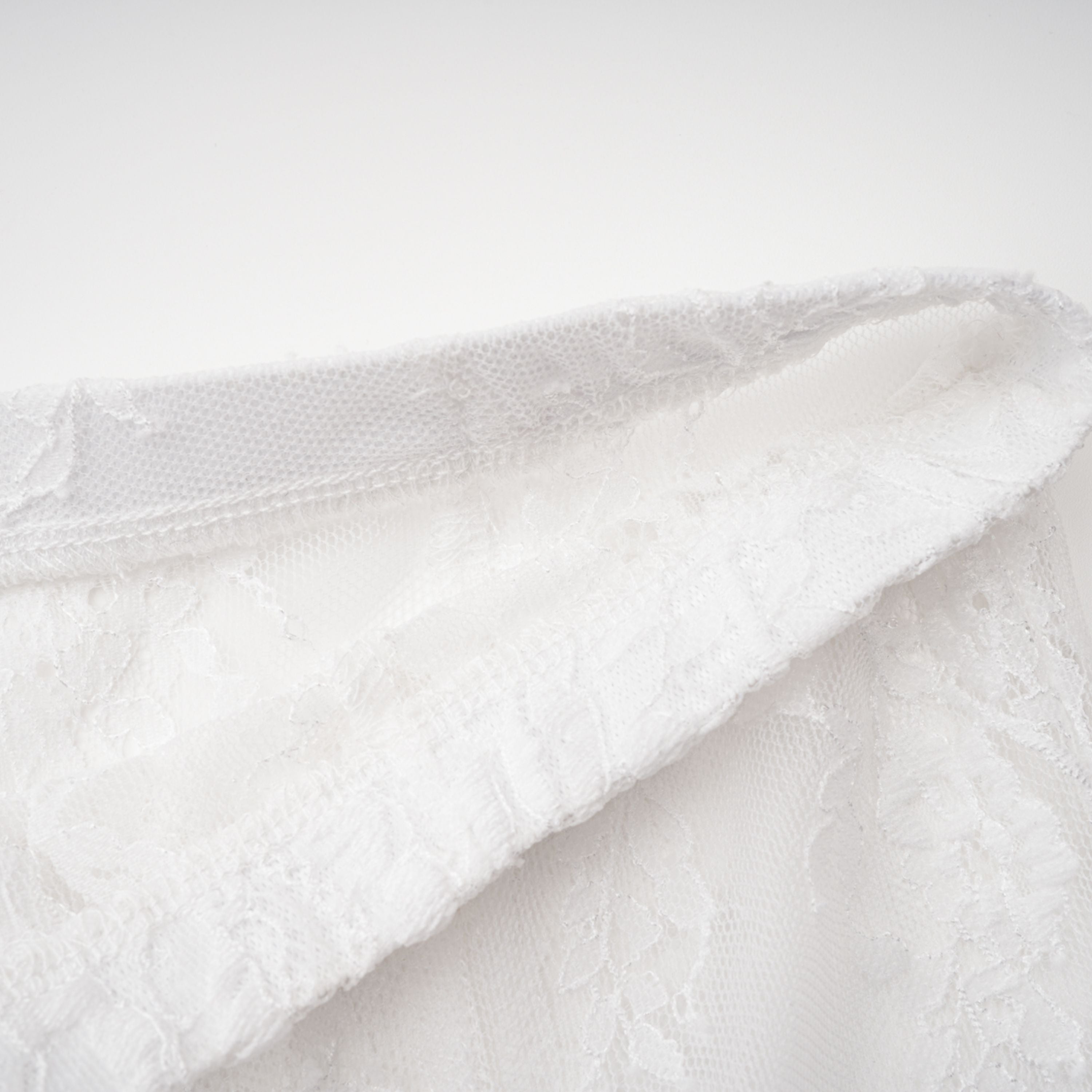 مجموعة فستان وتنورة من الدانتيل الأبيض المزين بالزهور من Margherita