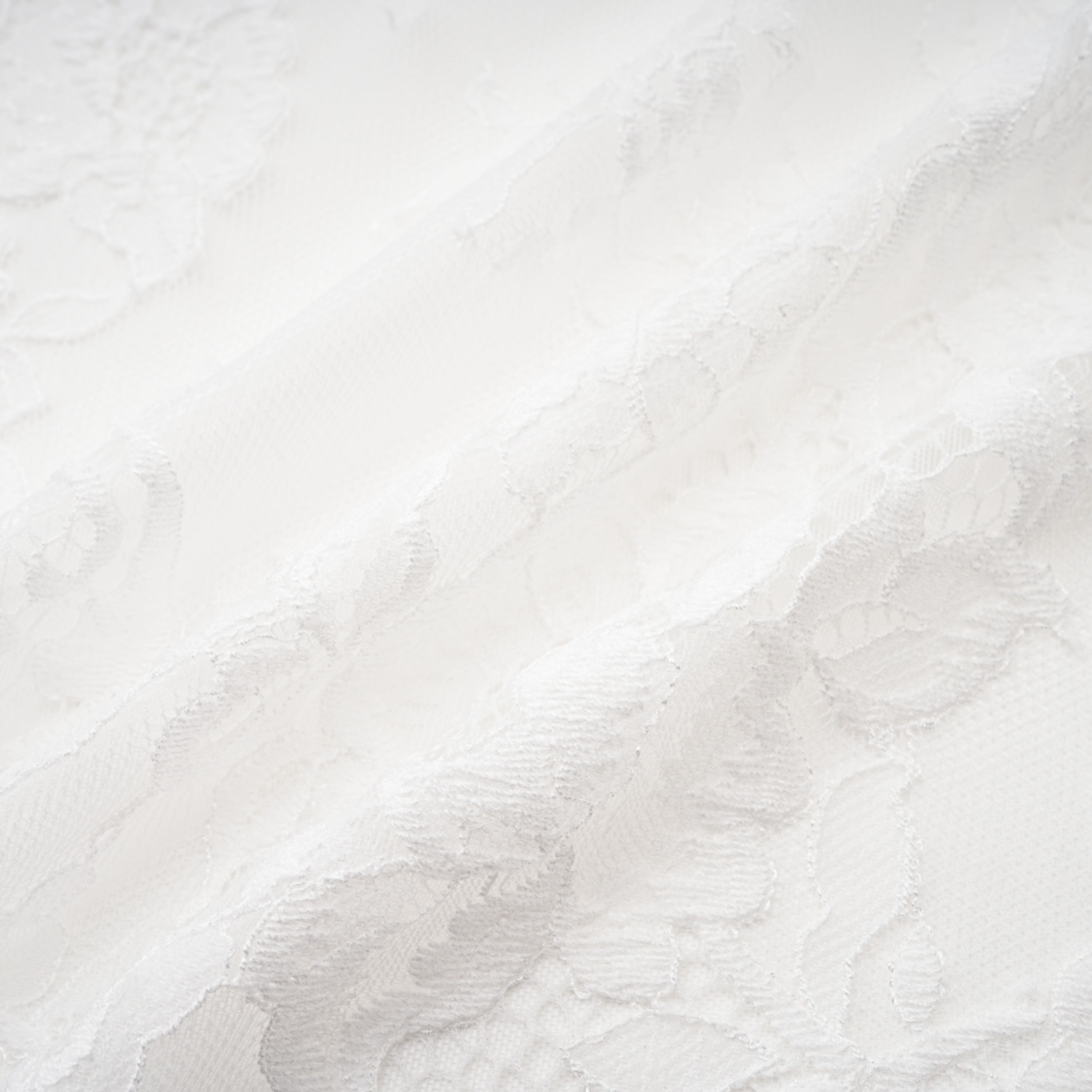 مجموعة فستان وتنورة من الدانتيل الأبيض المزين بالزهور من Margherita