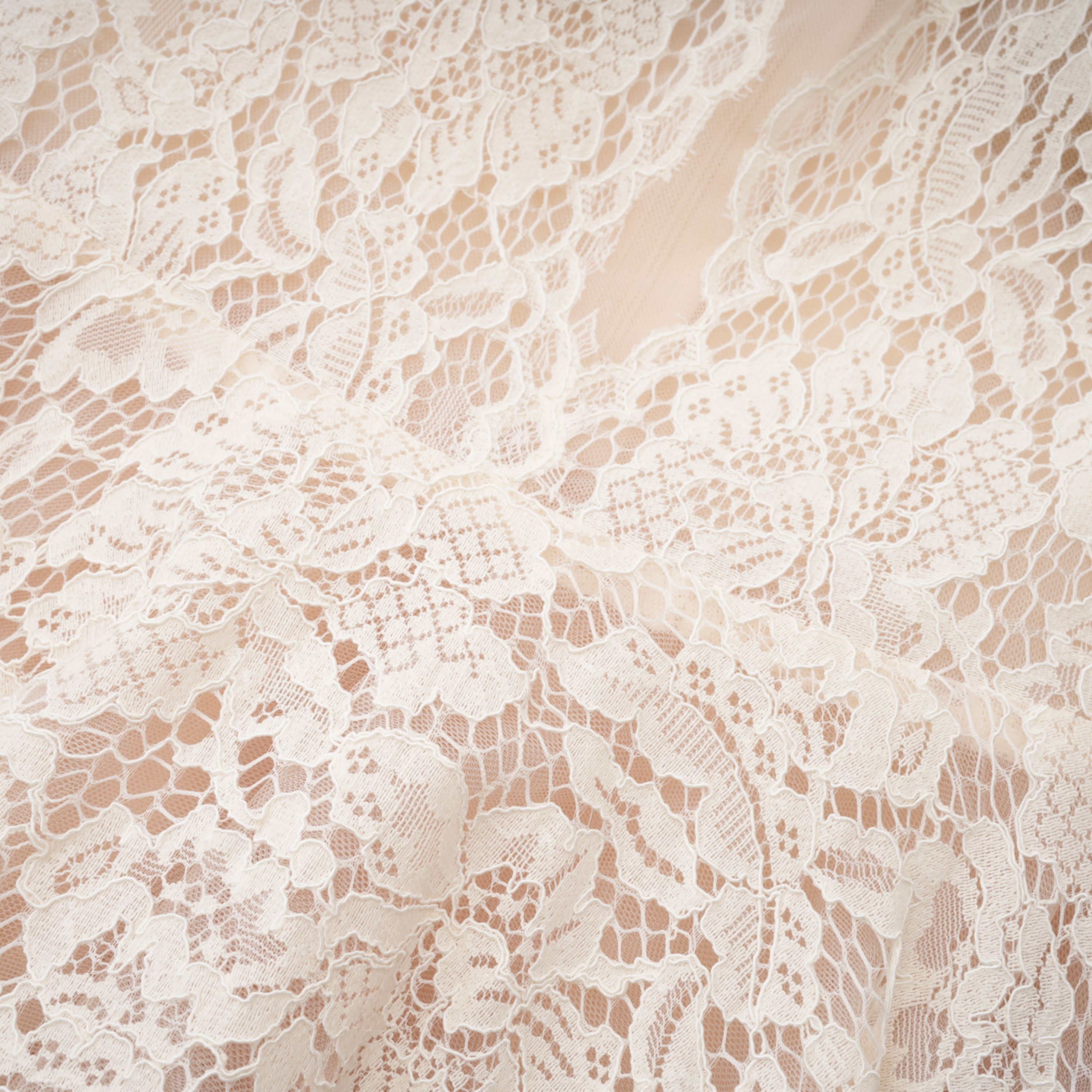 فستان طويل من الدانتيل باللون العاجي من Oliana