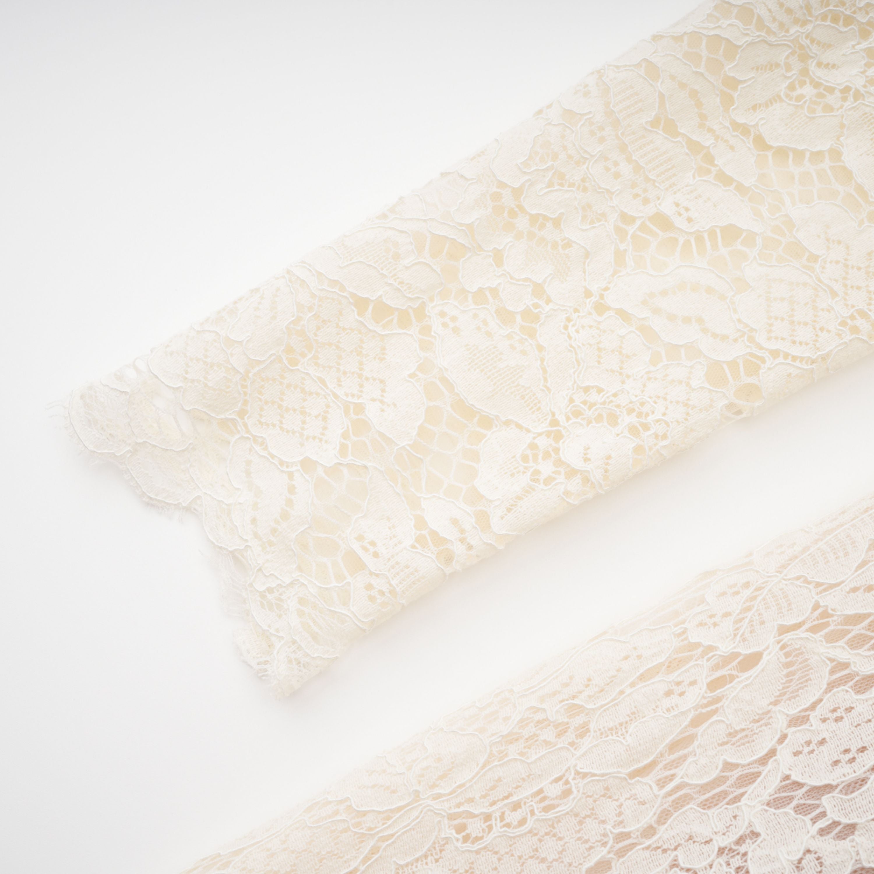 فستان طويل من الدانتيل باللون العاجي من Oliana