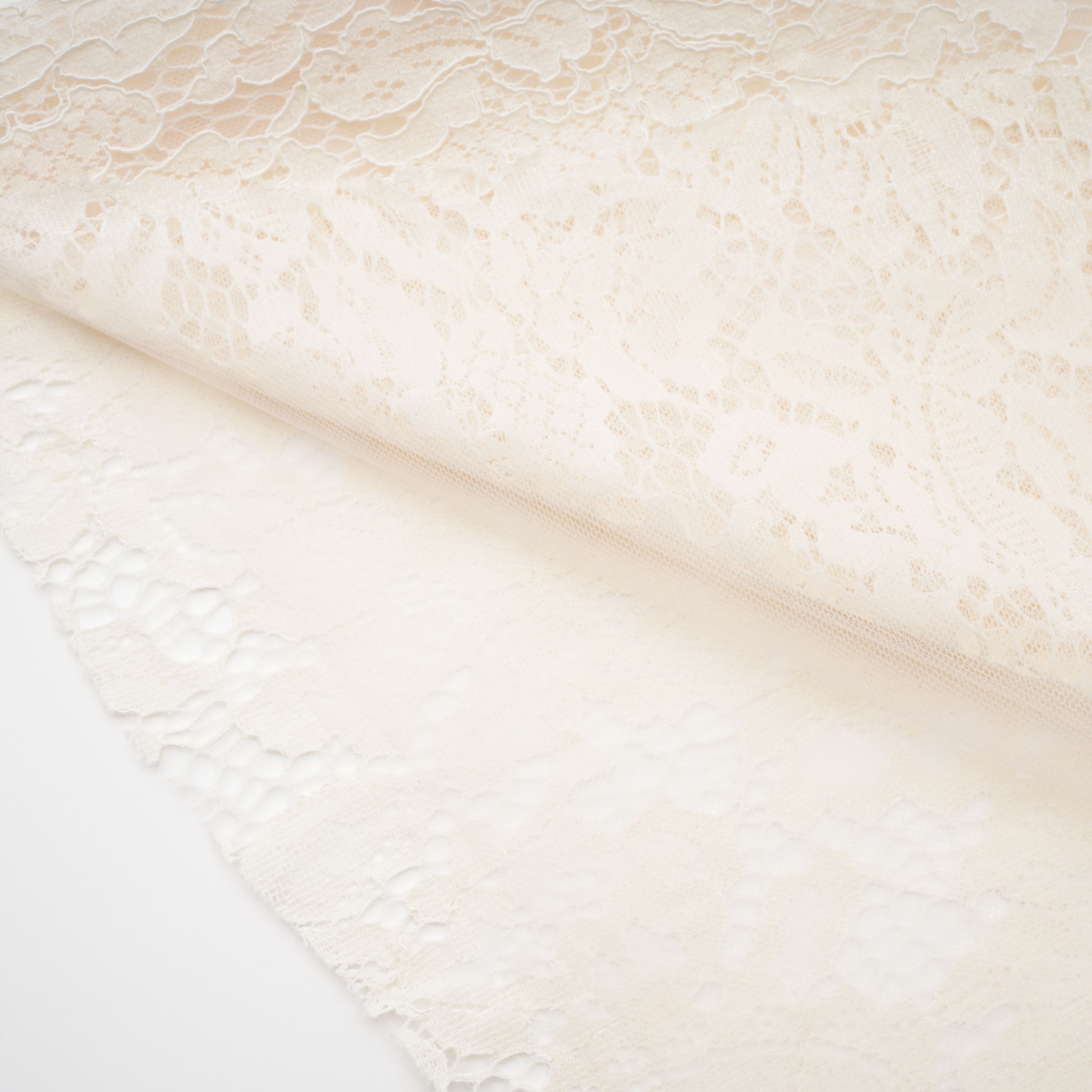 فستان طويل من الدانتيل باللون العاجي من Oliana