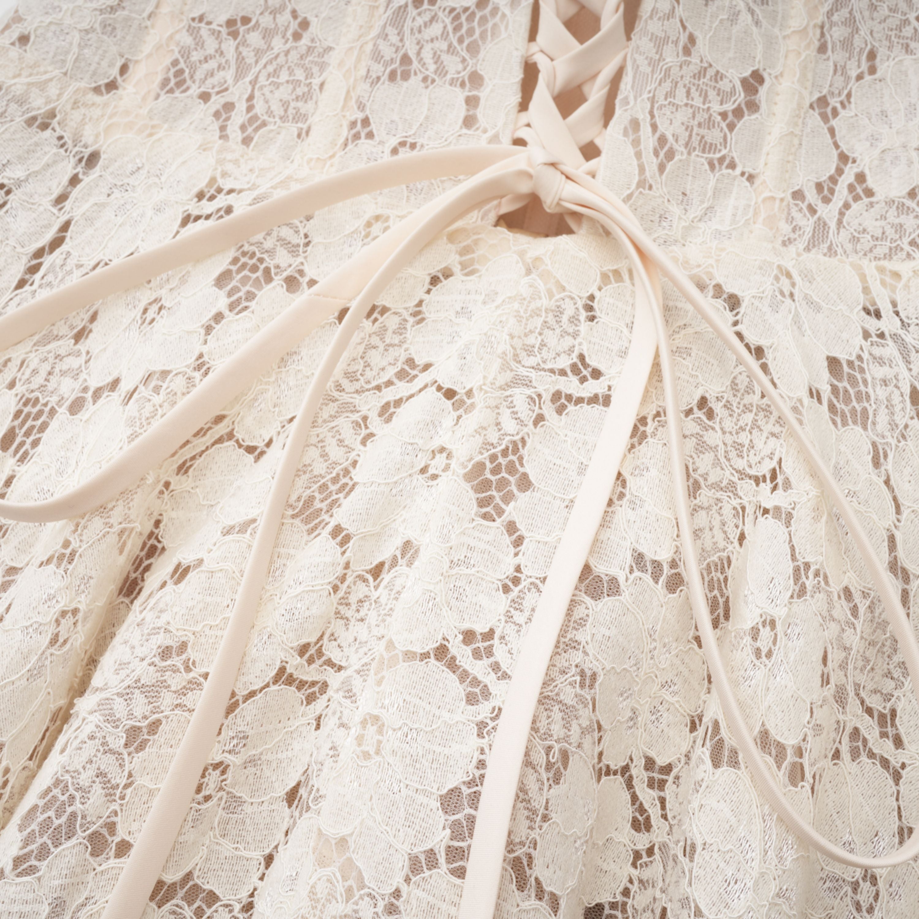 فستان ماكسي كورسيه من الدانتيل الأبيض من Celina