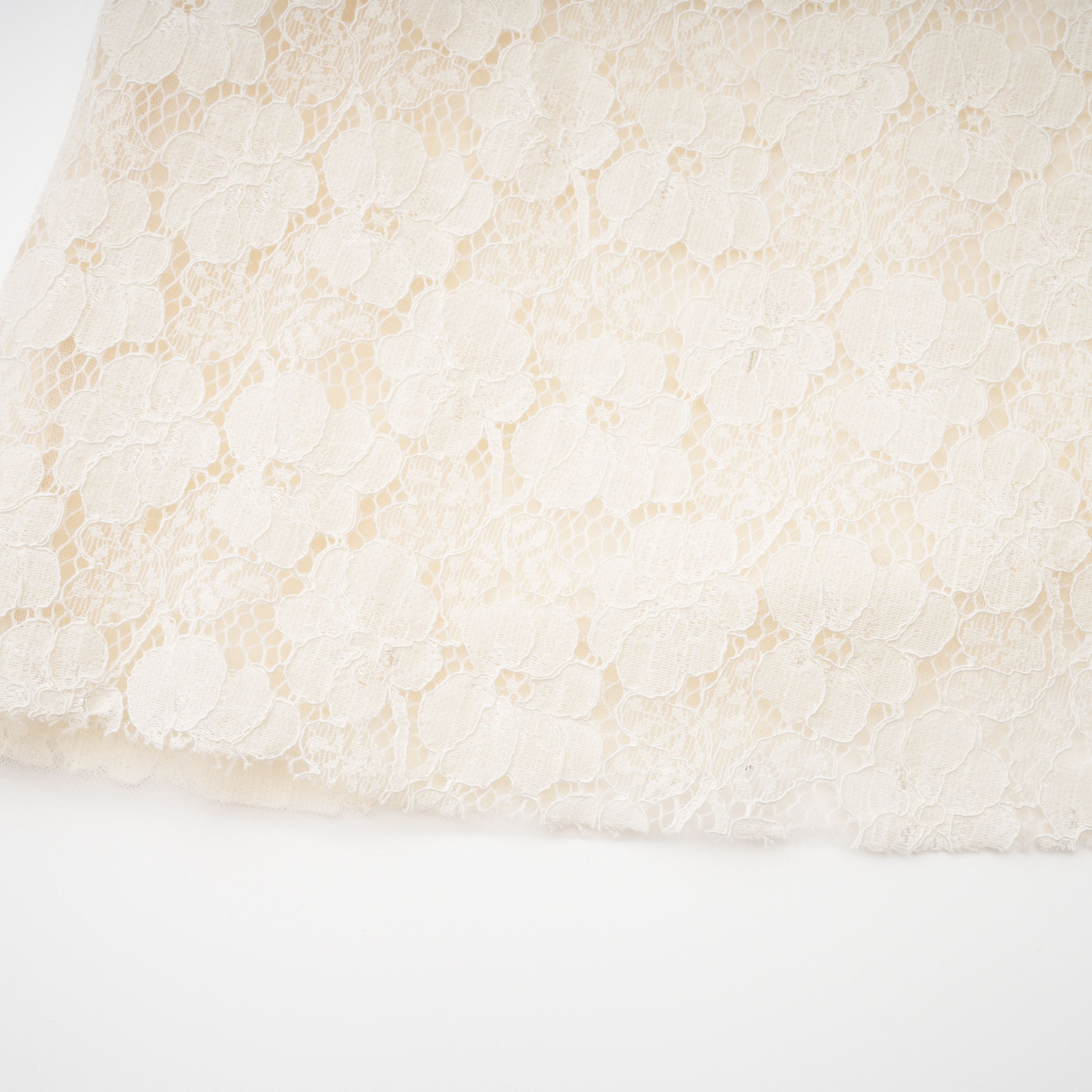 فستان ماكسي كورسيه من الدانتيل الأبيض من Celina