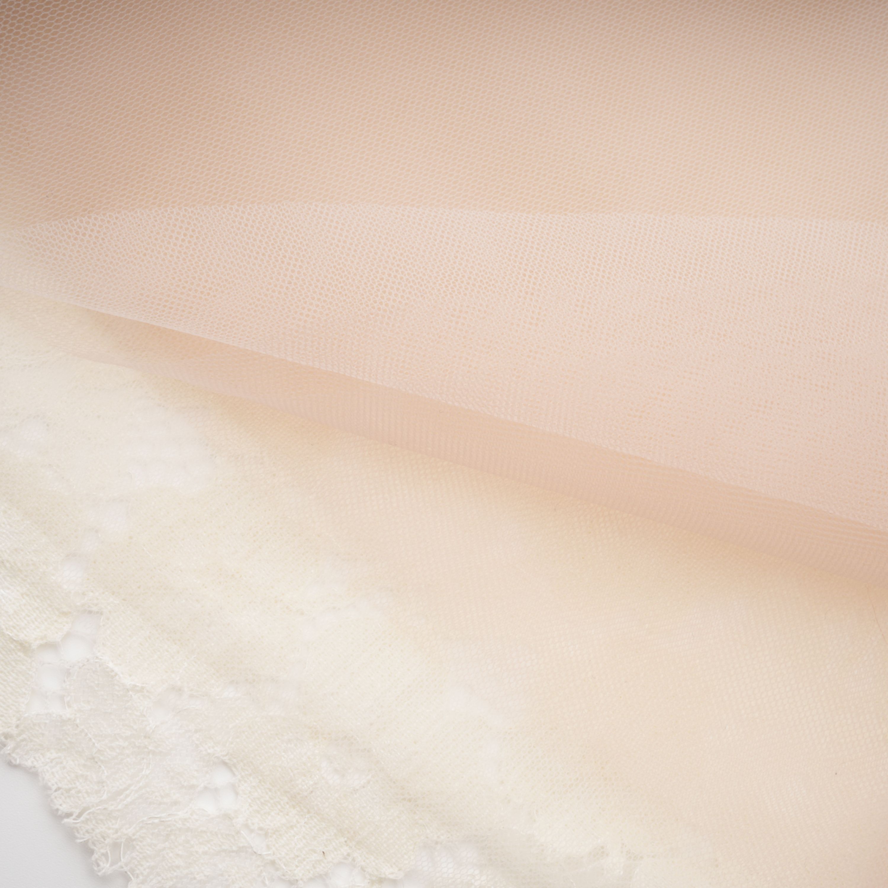 فستان ماكسي كورسيه من الدانتيل الأبيض من Celina