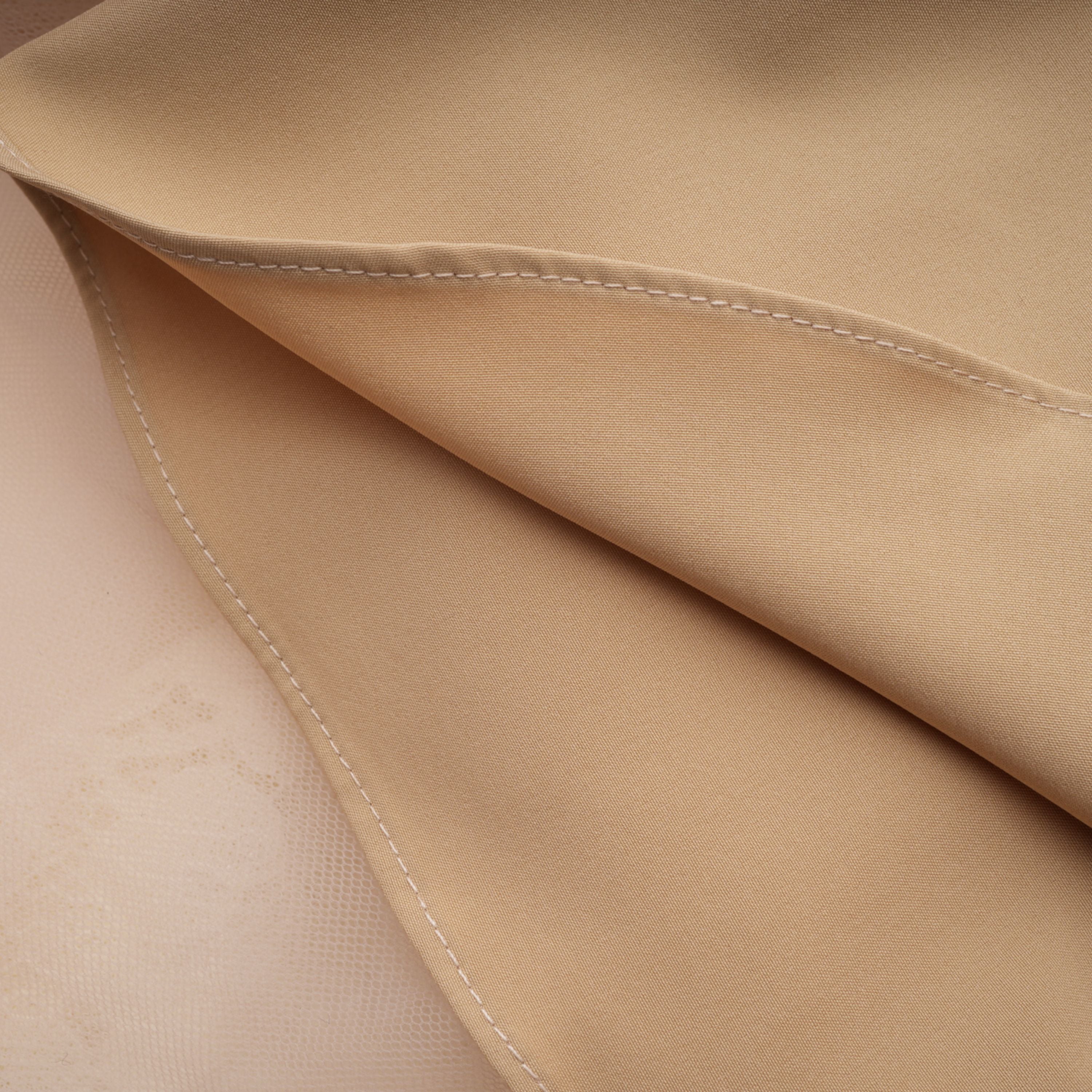 فستان ماكسي كورسيه من الدانتيل الأبيض من Celina