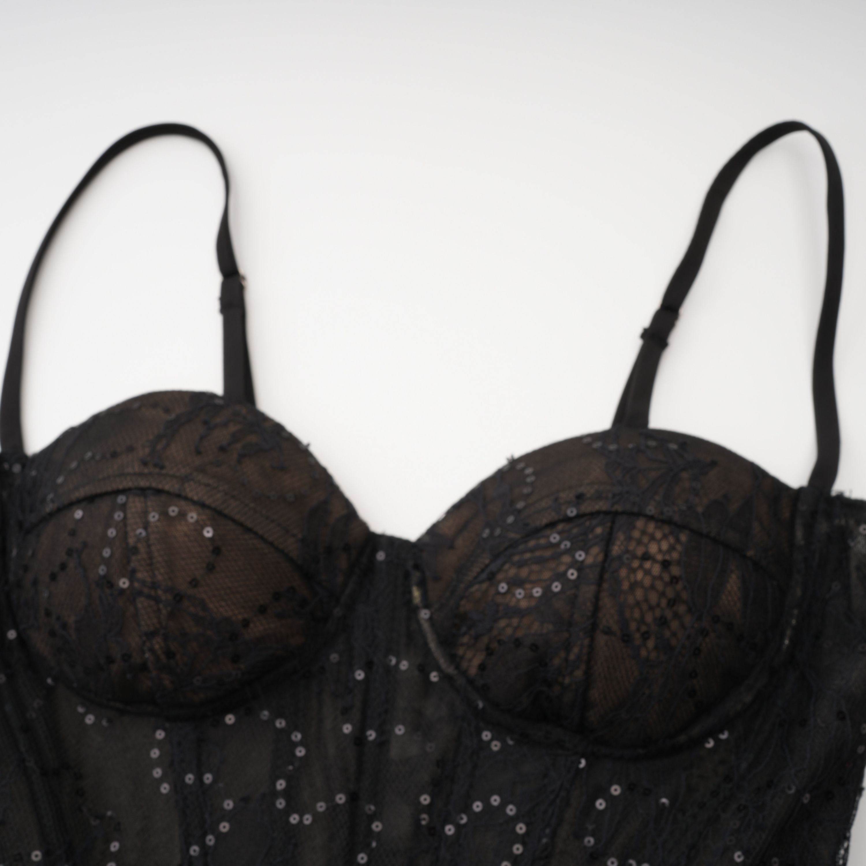 فستان طويل من الدانتيل مع مشد من Celina