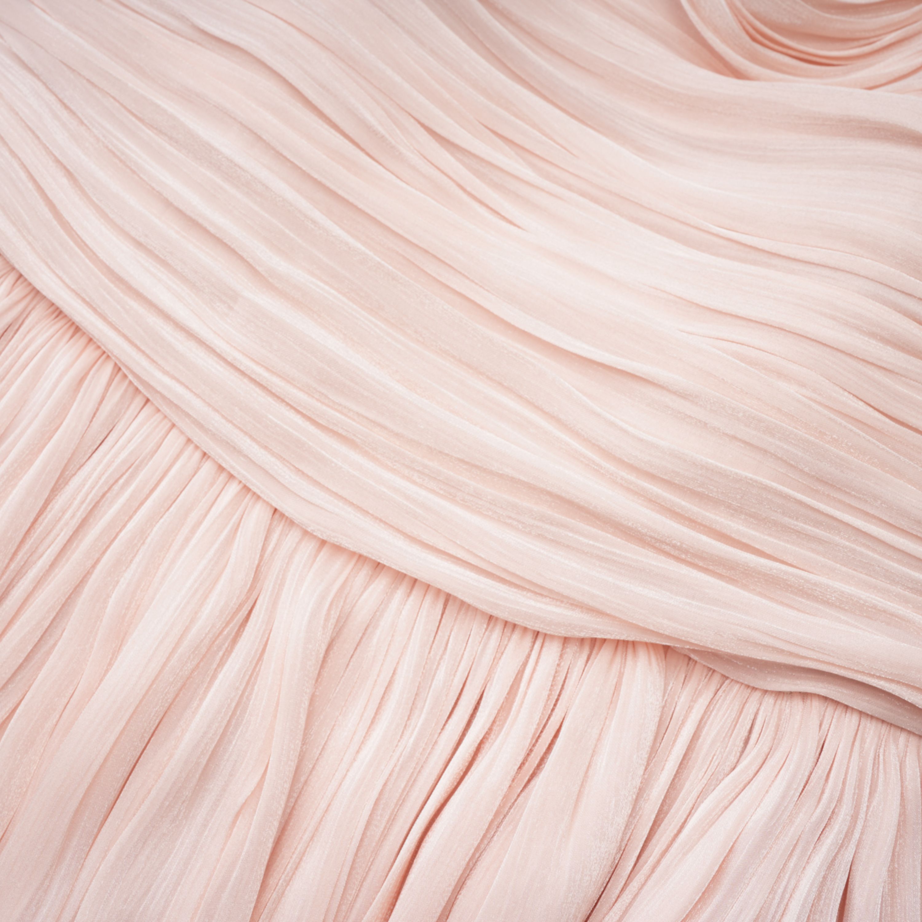 طقم رداء ورداء لامع باللون الوردي من Bernice