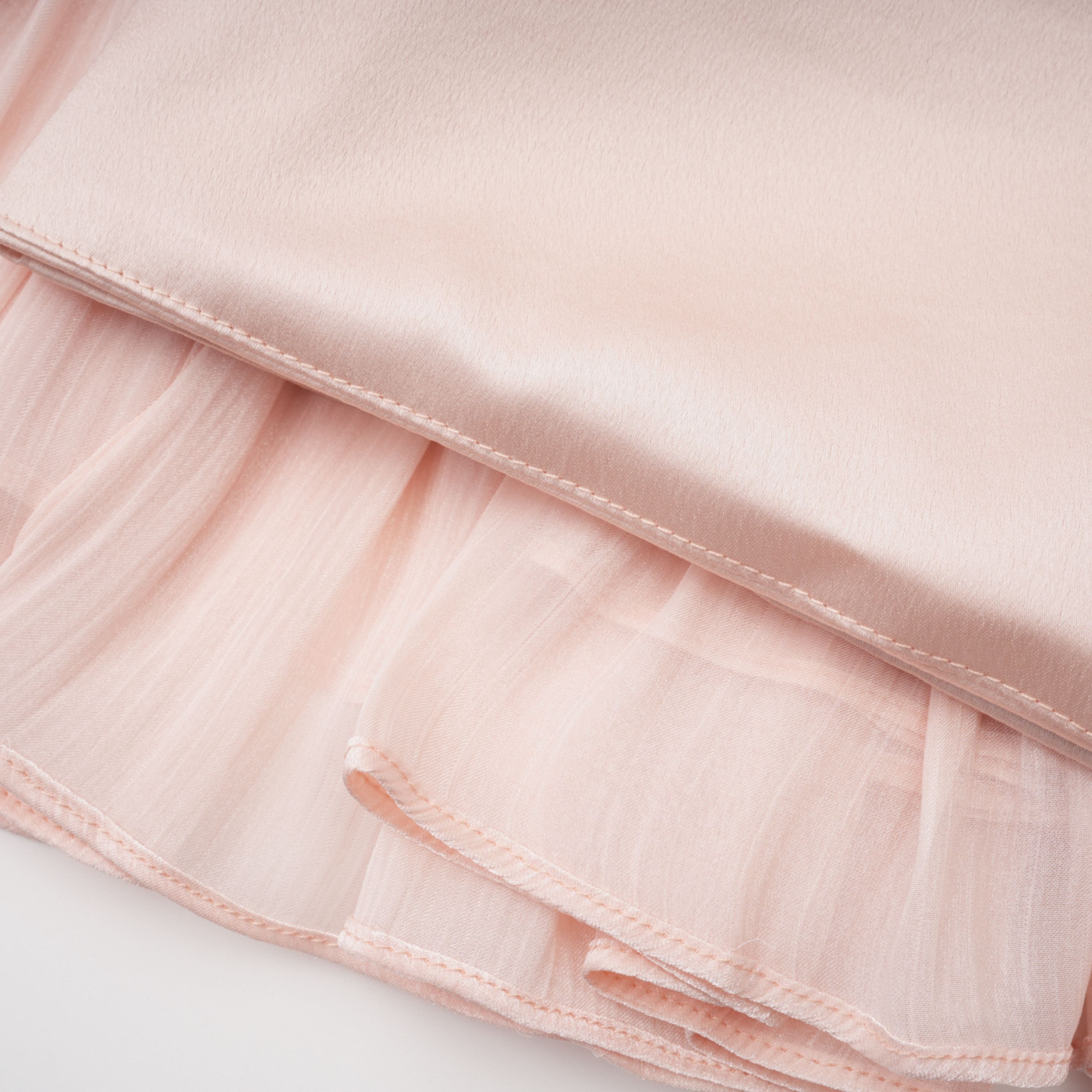 طقم رداء ورداء لامع باللون الوردي من Bernice