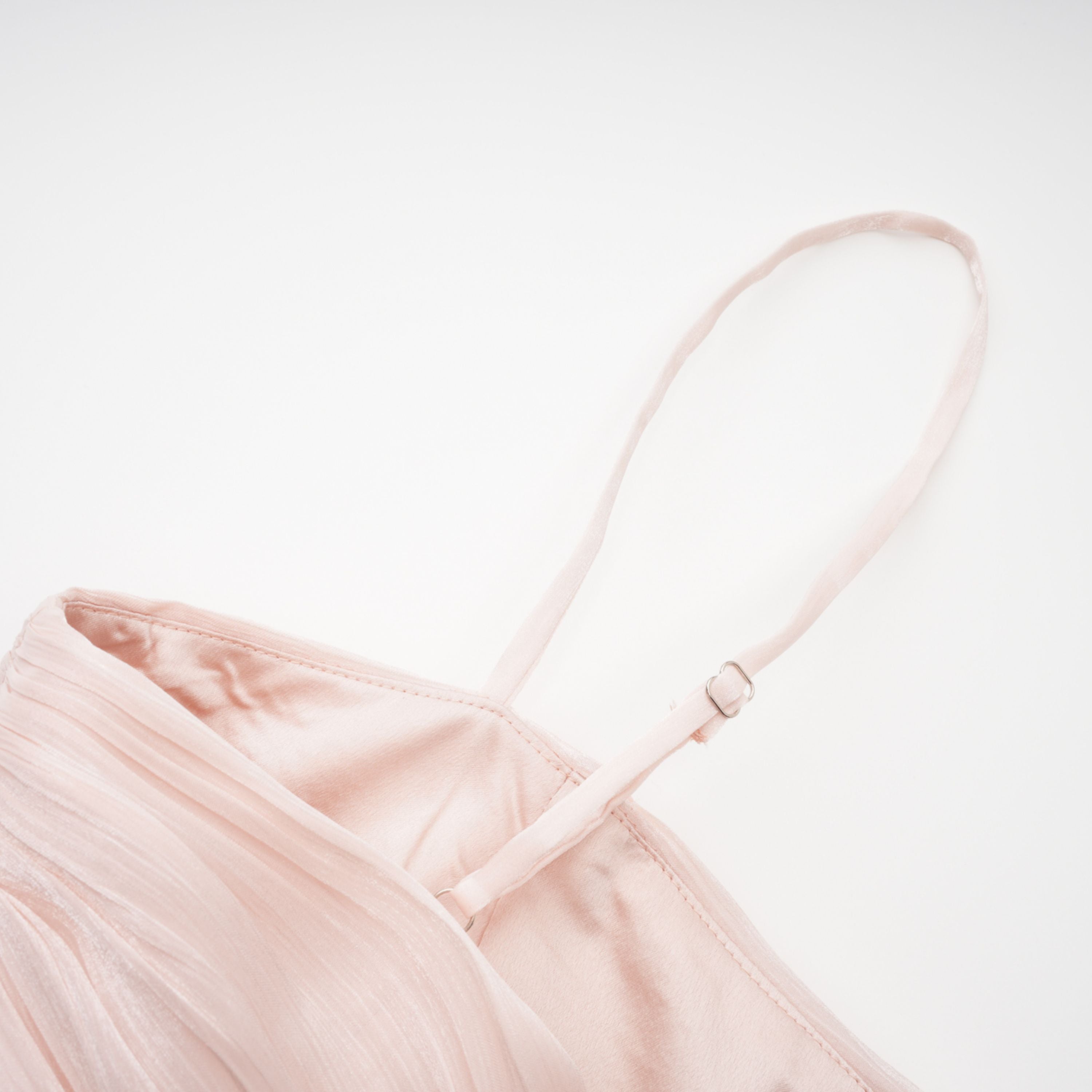 طقم رداء ورداء لامع باللون الوردي من Bernice