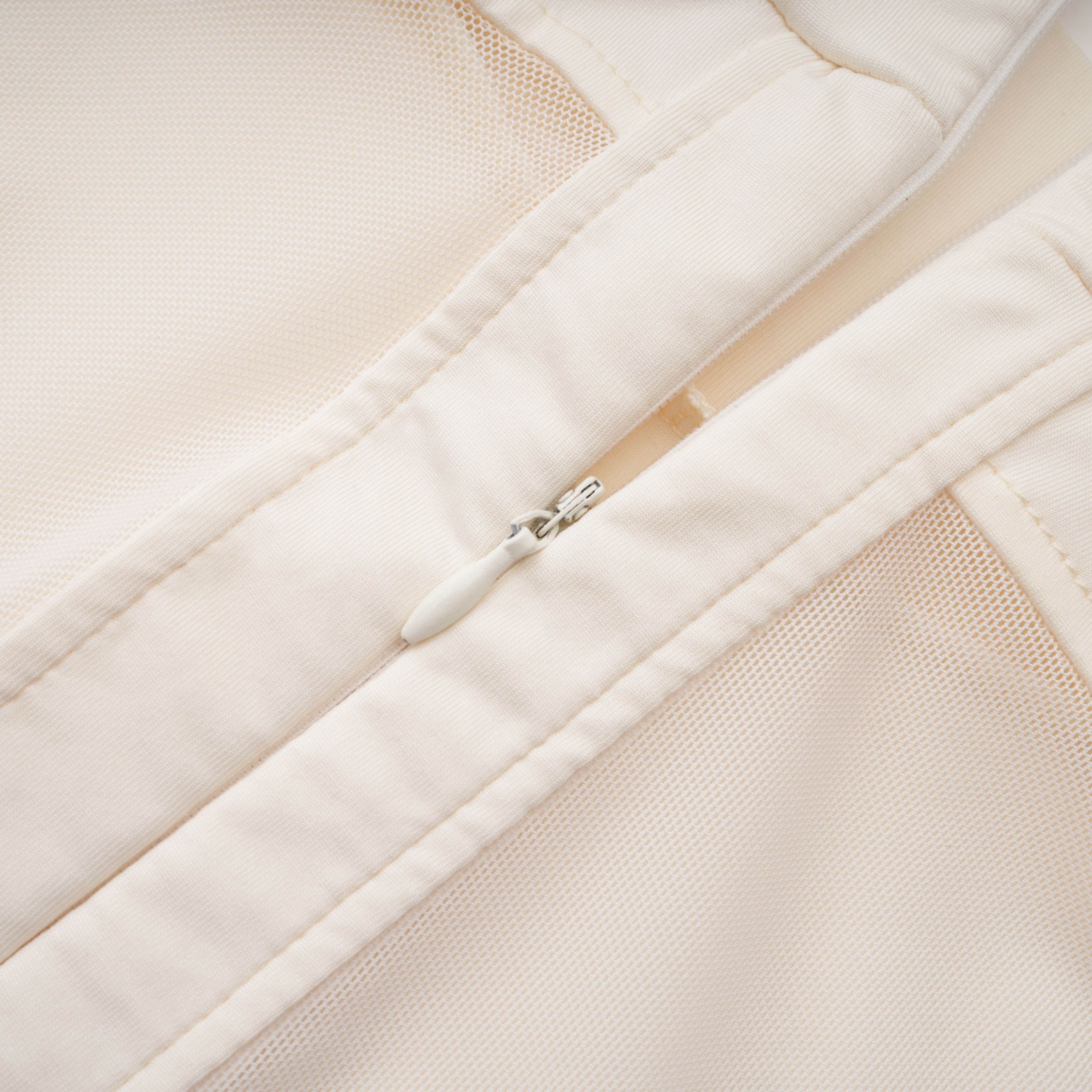 فستان طويل مزين بزخارف من هارييت وايت