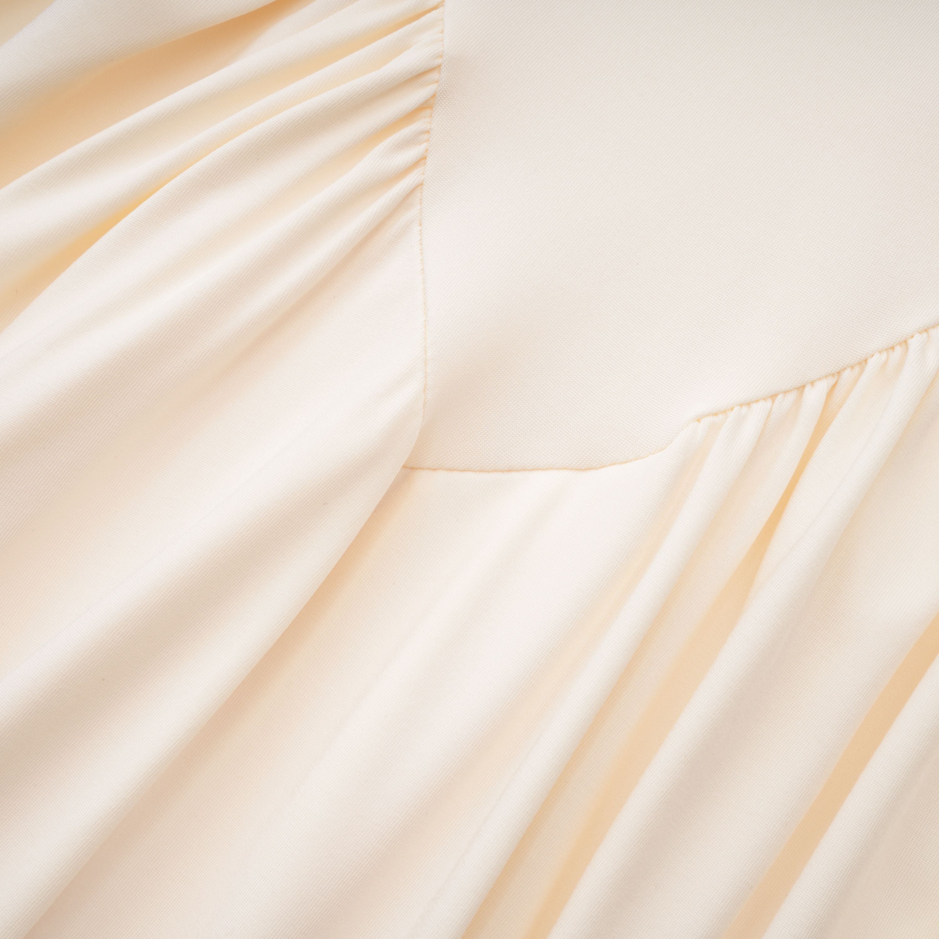 فستان طويل مزين بزخارف من هارييت وايت