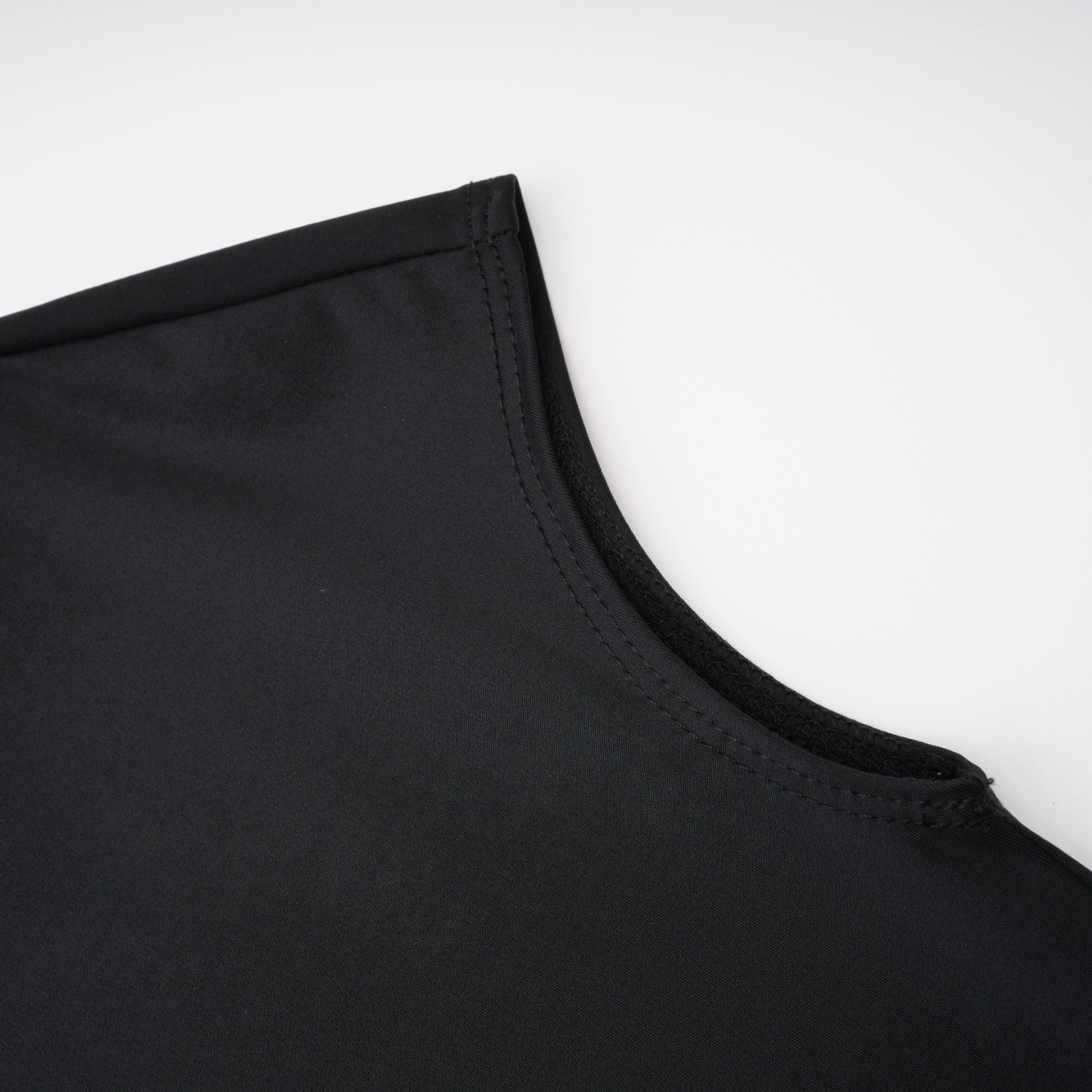 فستان طويل أسود برقبة عالية وفتحة كبيرة