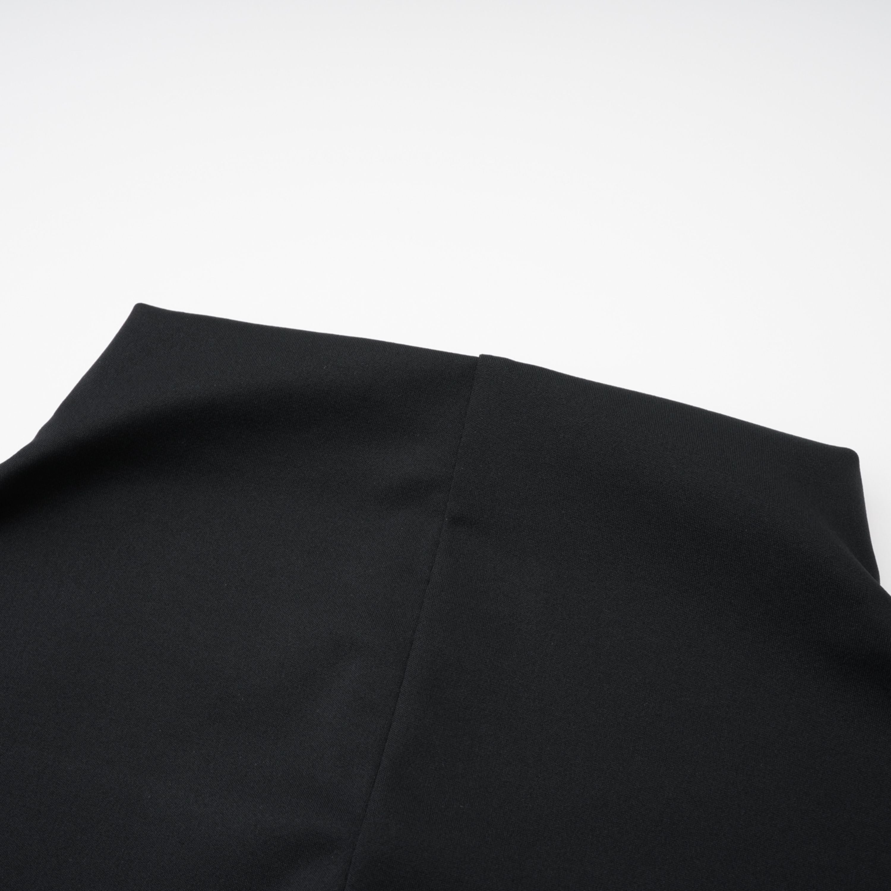 فستان طويل أسود برقبة عالية وفتحة كبيرة