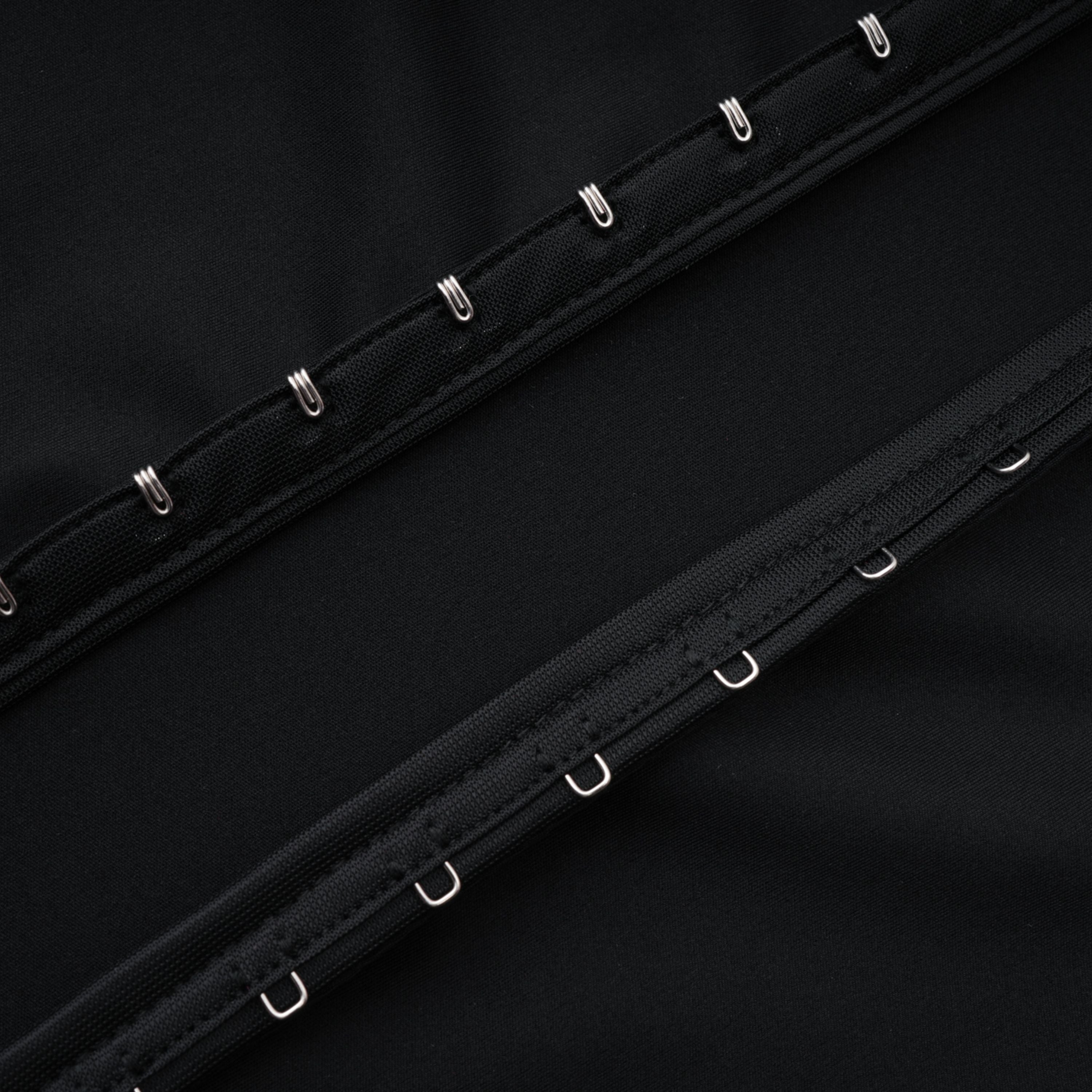 فستان طويل أسود برقبة عالية وفتحة كبيرة