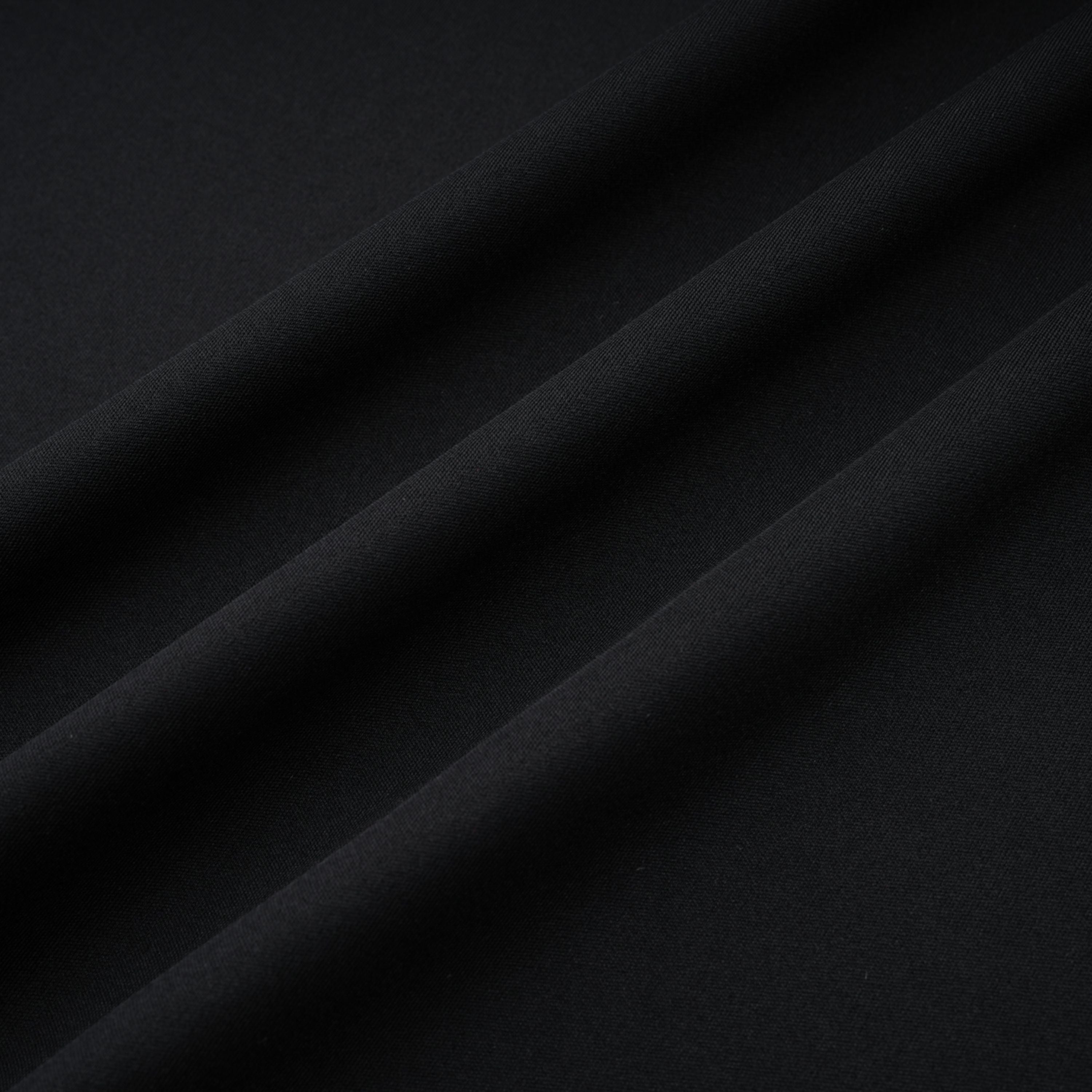 فستان طويل أسود برقبة عالية وفتحة كبيرة