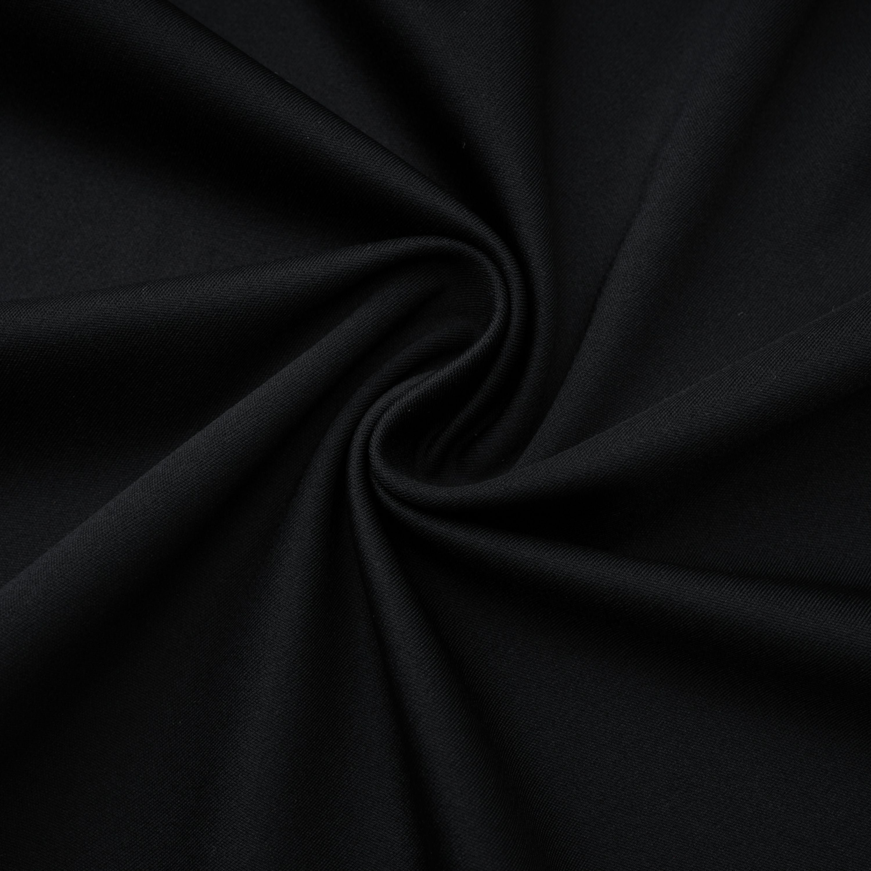 فستان طويل أسود برقبة عالية وفتحة كبيرة