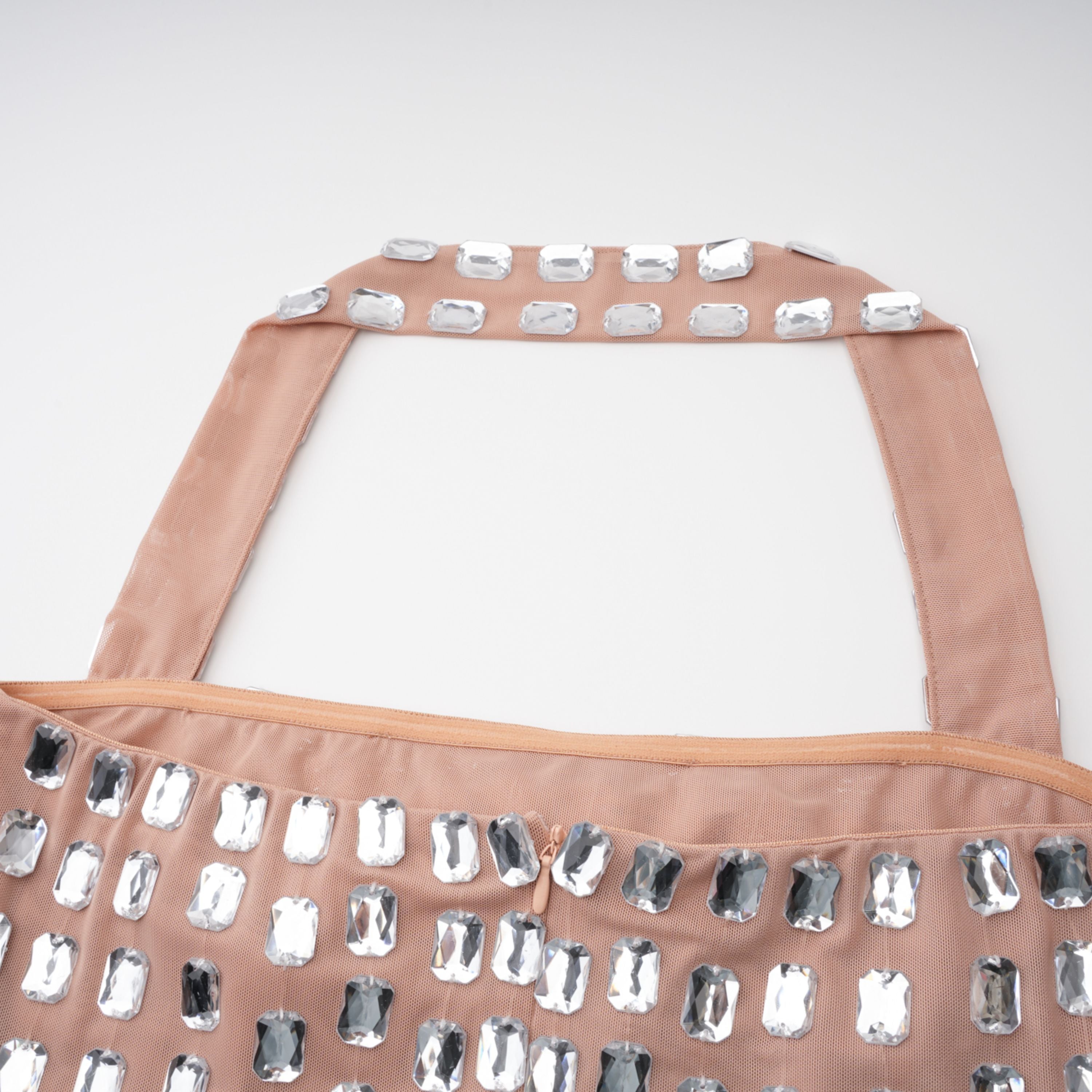 فستان قصير من جوستينا سيلفر برقبة حلقية وعقدة في الأمام ومزين بالكريستال