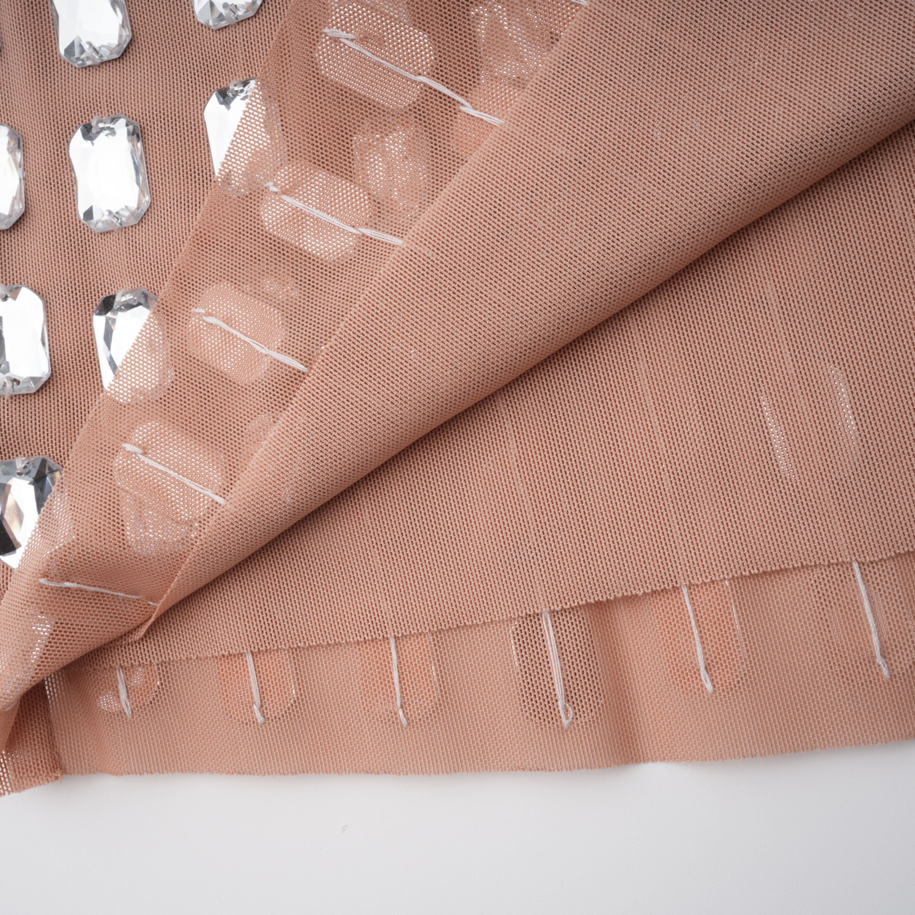 فستان قصير من جوستينا سيلفر برقبة حلقية وعقدة في الأمام ومزين بالكريستال