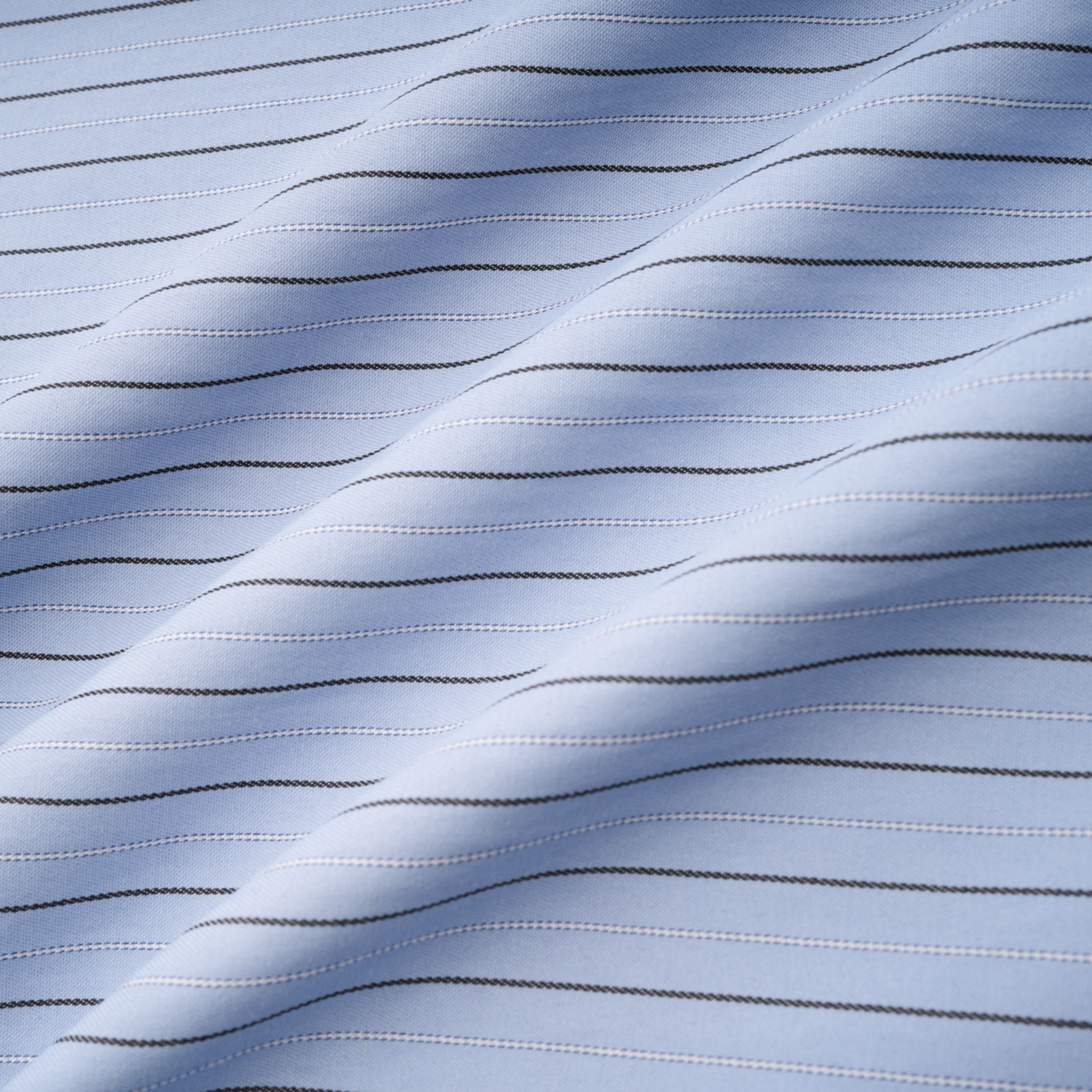 قميص تورهيلد أزرق ثلاثي الأبعاد بزخارف بتلات وخطوط رفيعة