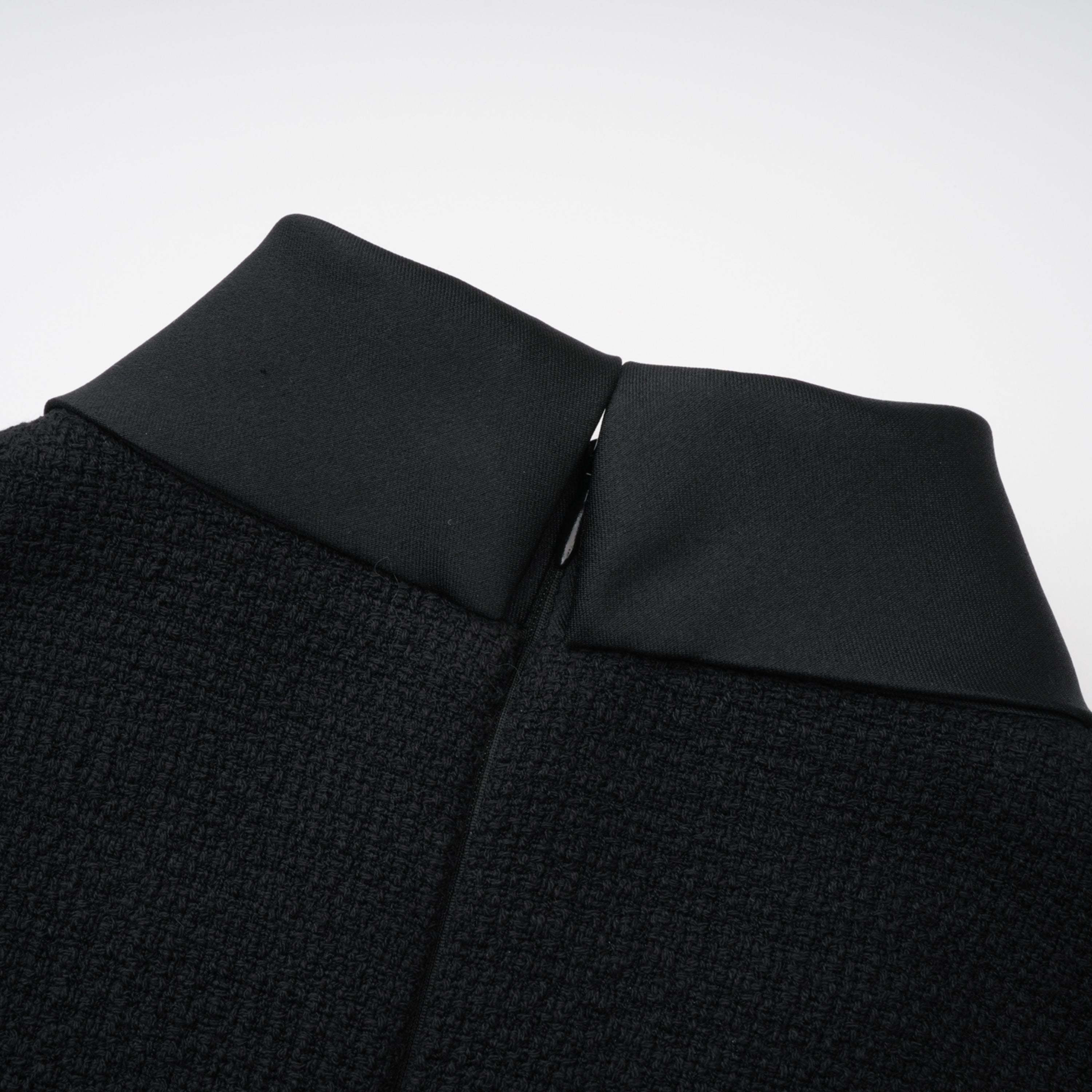 فستان ميدي من التويد برقبة عالية من Lorelei Black