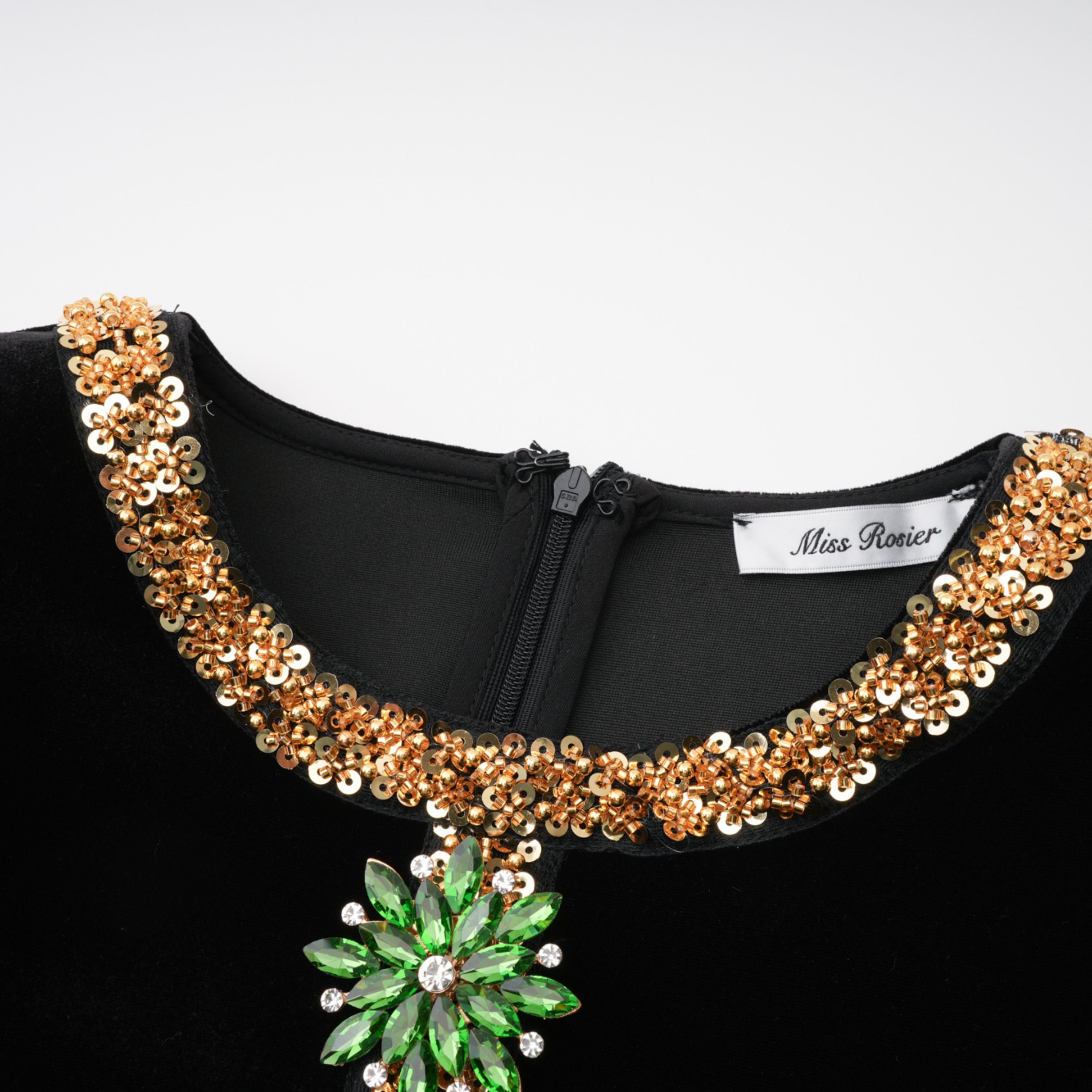 فستان طويل من المخمل المزخرف