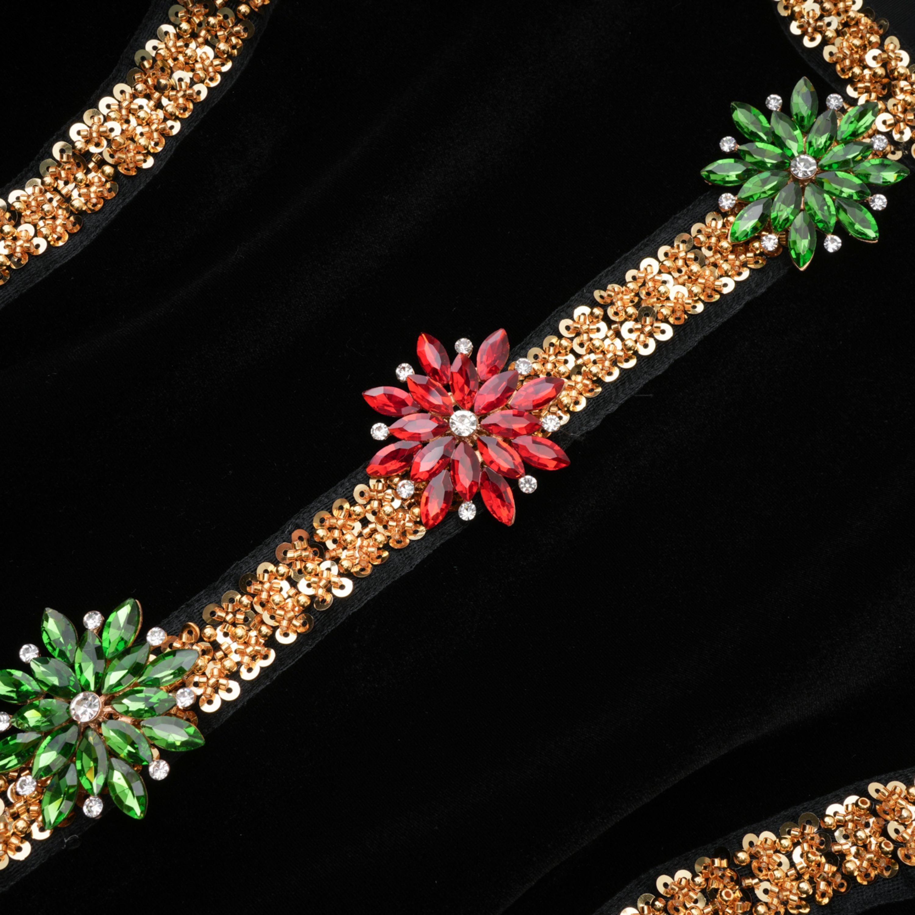 فستان طويل من المخمل المزخرف